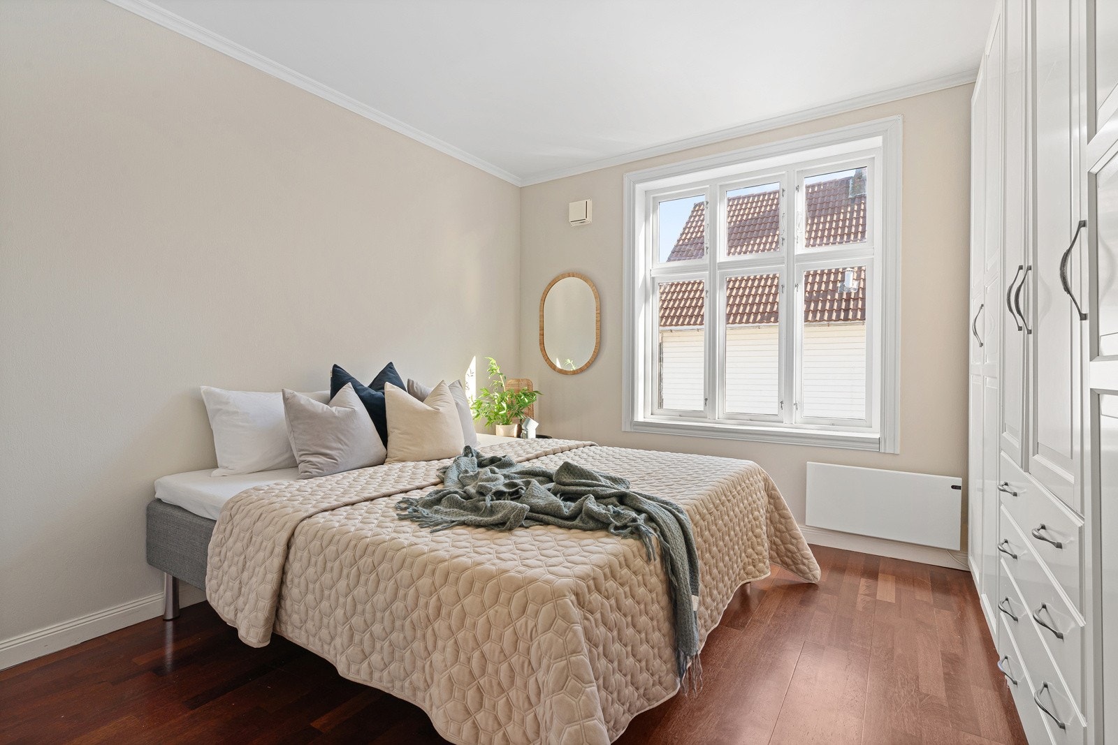 Hovedsoverom av romslig karakter med store vindusflater og god takhøyde (2,53m). Galleribilde