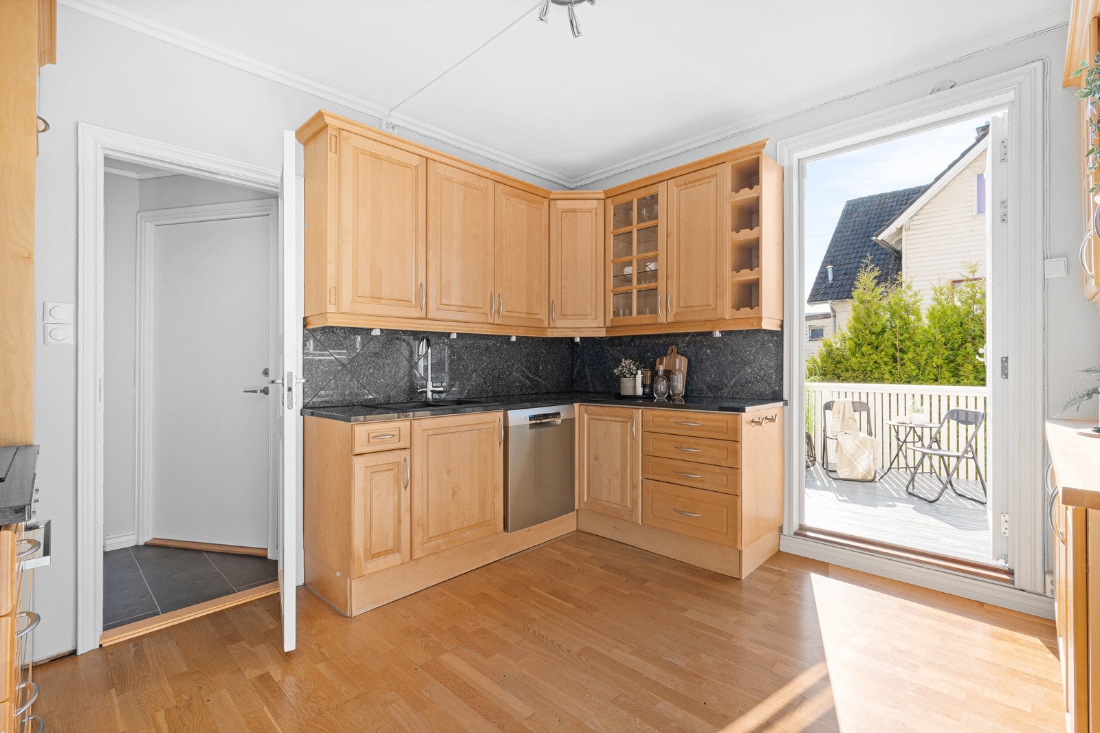 Funksjonelt kjøkken med god skap- og benkeplass. Benkeplate av stein og tre. Integrert stekeovn, platetopp og oppvaskmaskin. Frittstående kjøleskap med fryser. Galleribilde