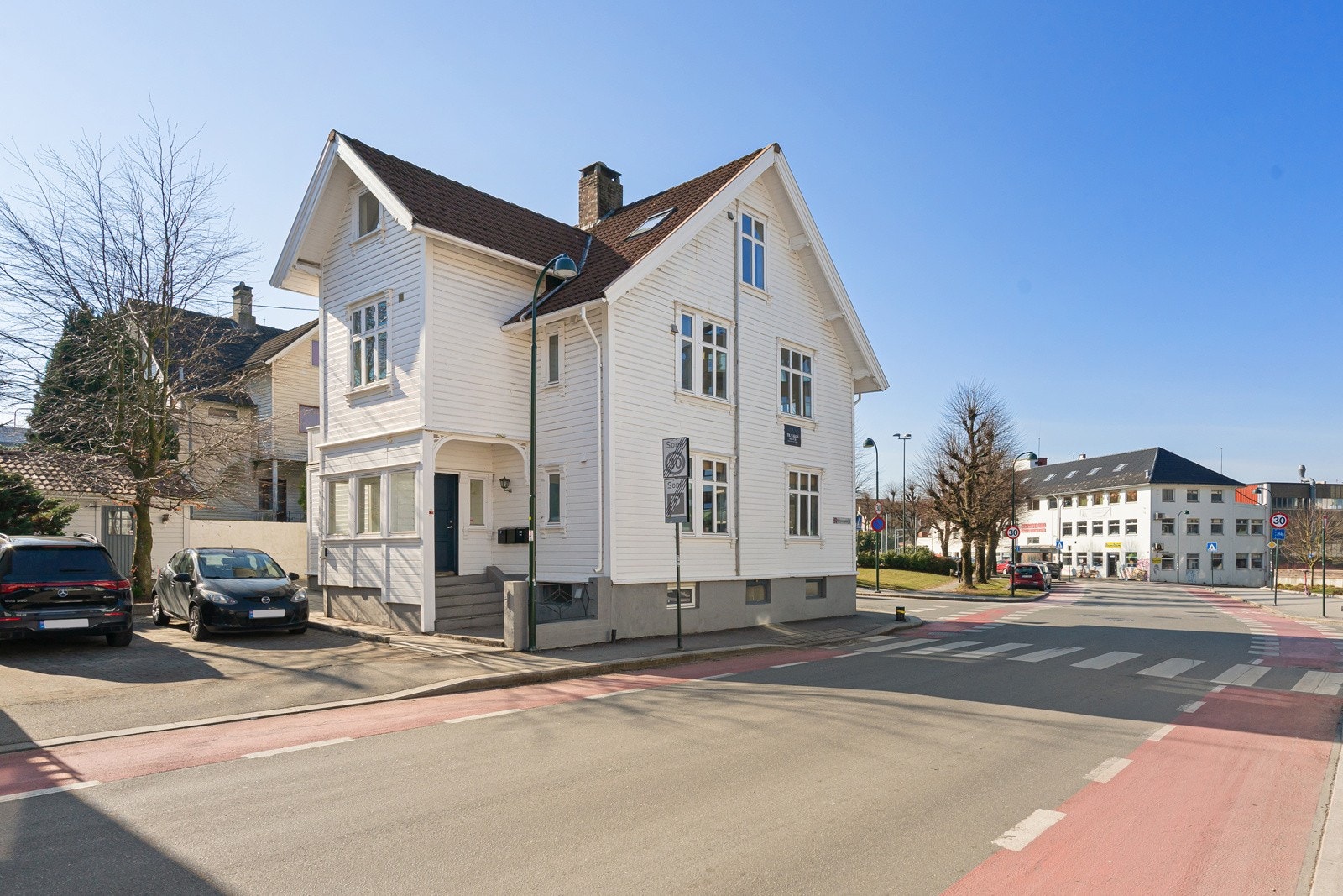 Stor bod i kjeller og utvendig bod. Sjarmerende felles bakgård. Boligen har én tilhørende parkeringsplass på tomten, med el-bil-lader. Galleribilde