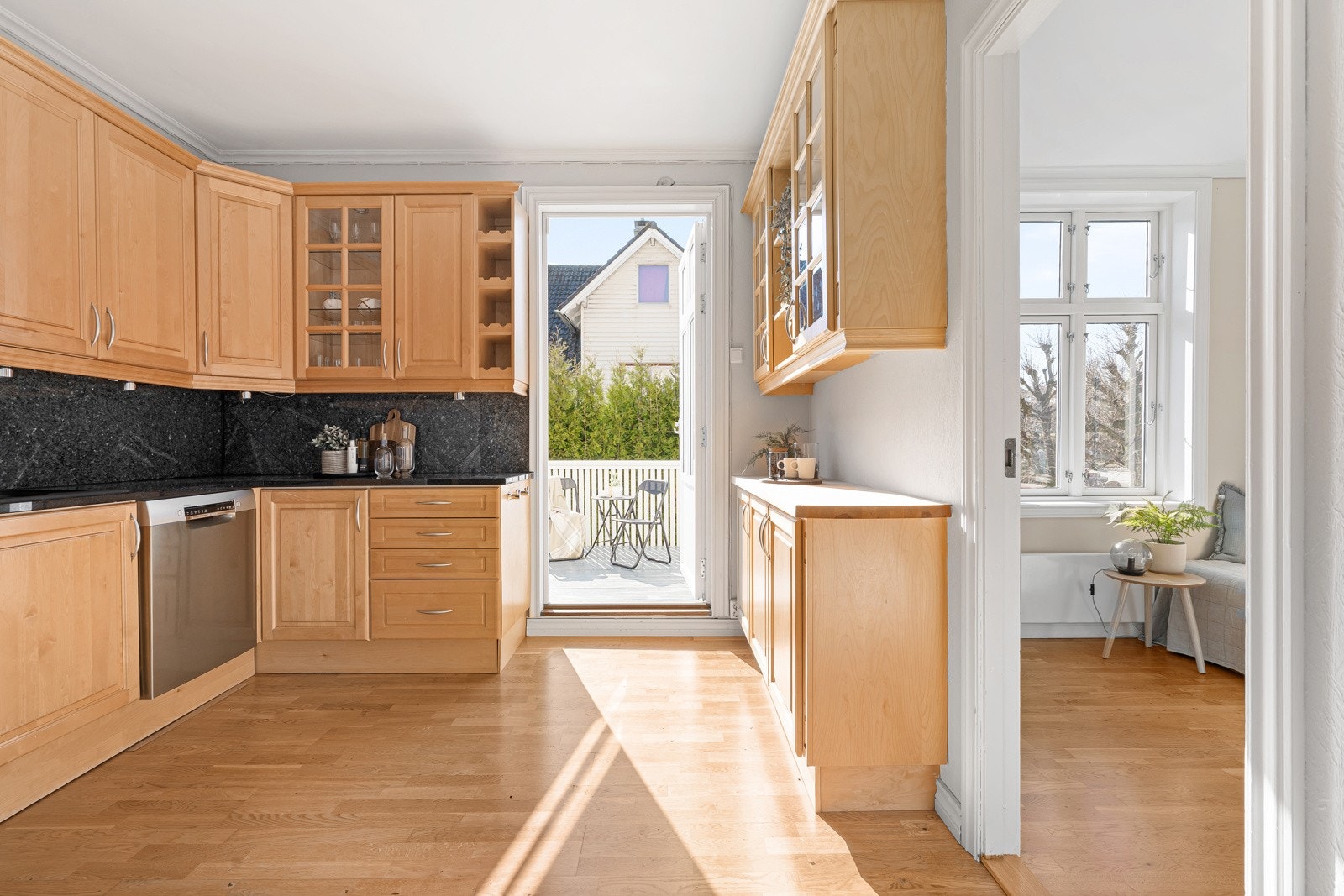 Videre tilkomst til balkongen. Balkong måler 18 kvm. Galleribilde