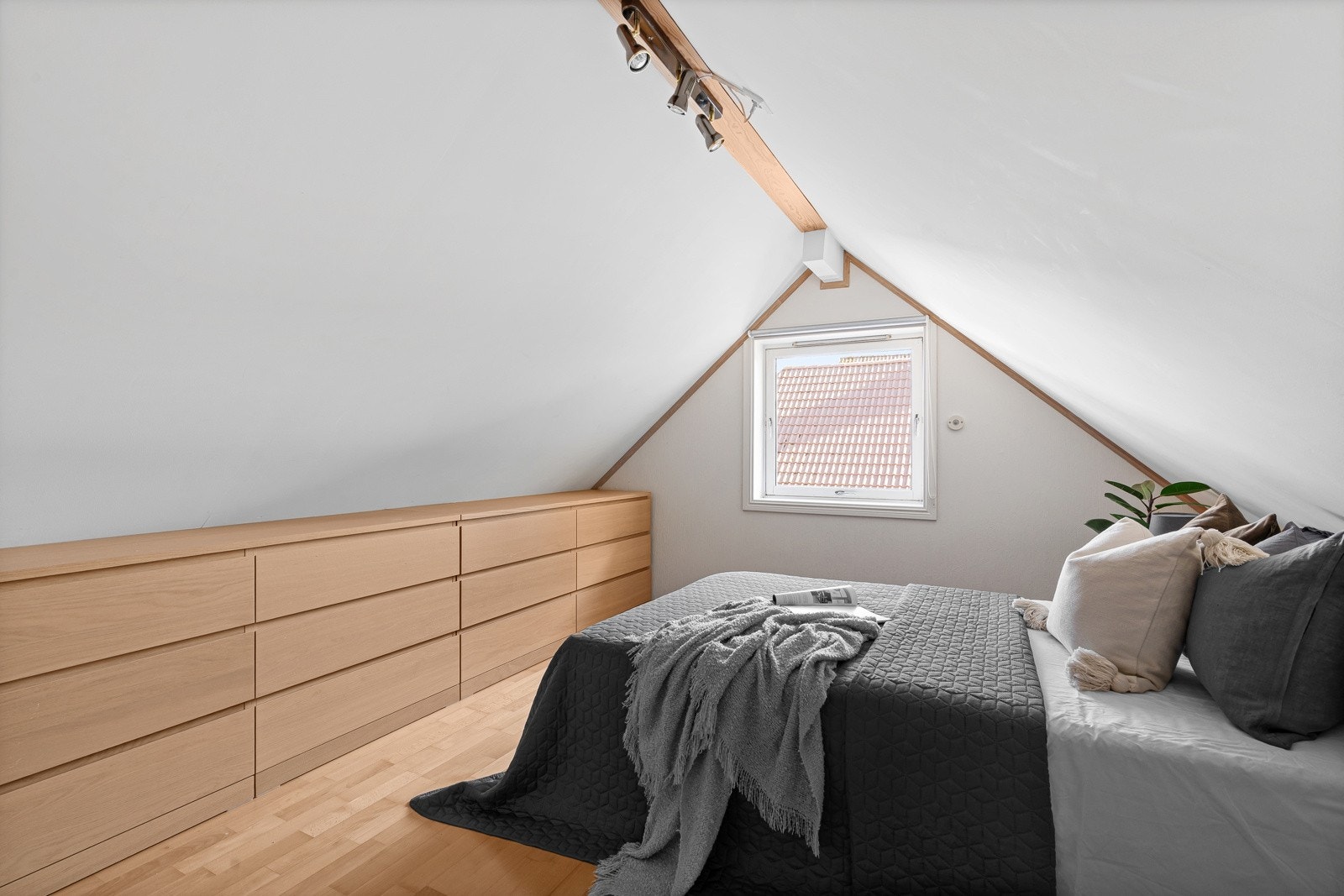 Rom innredet som soverom i loftsetasje. Galleribilde