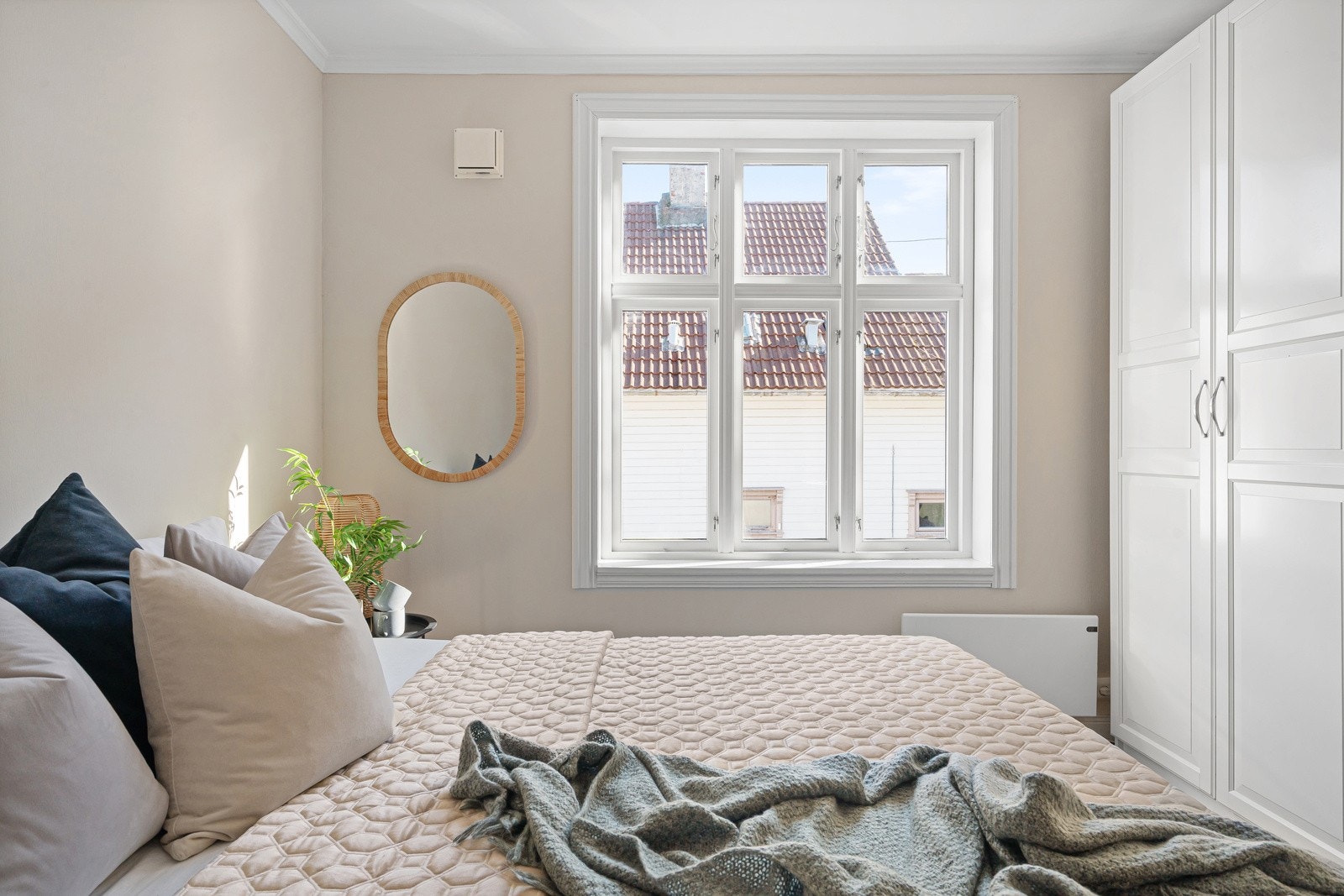 Kan enkelt innredes med dobbeltseng, nattbord og garderobeløsning. Galleribilde