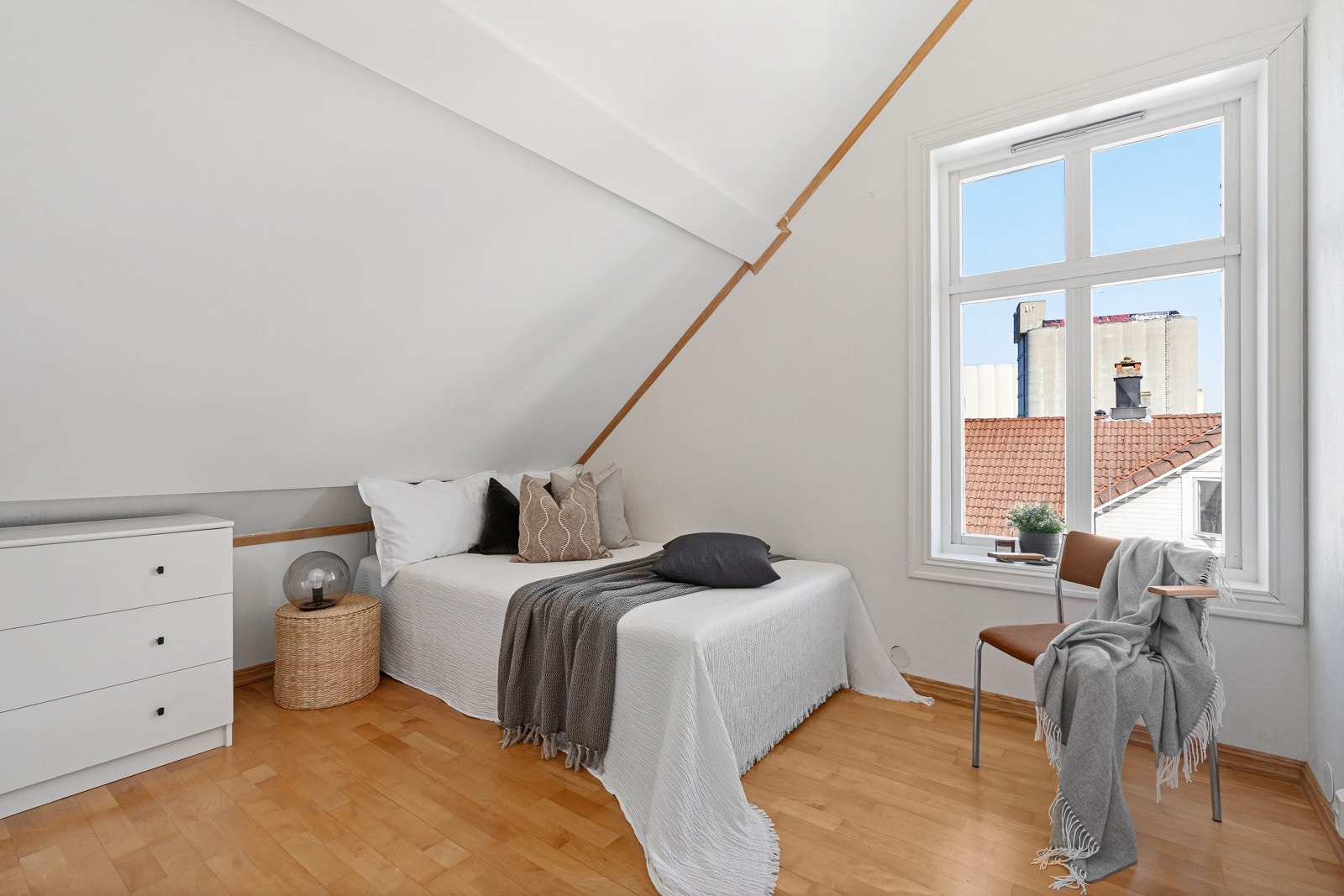 Rom innredet som soverom i loftsetasje. Galleribilde