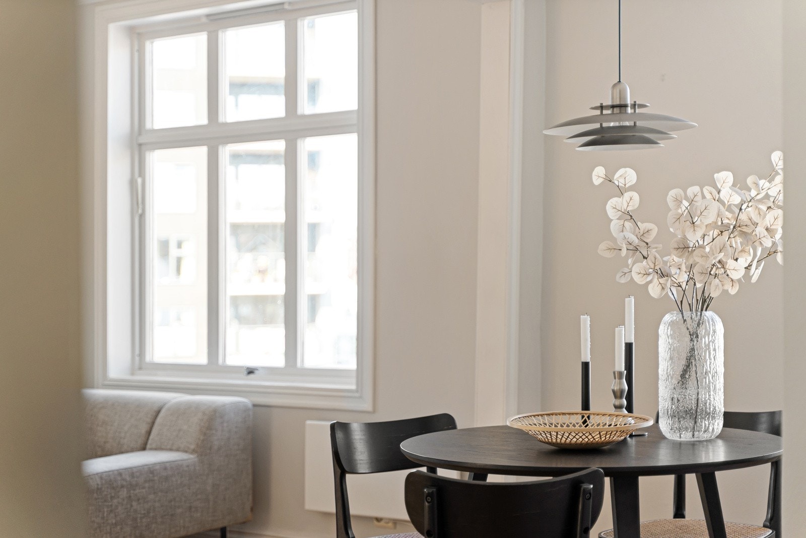 Stuen kan enkelt innredes etter eget ønske. God plass til spisegruppe. Galleribilde