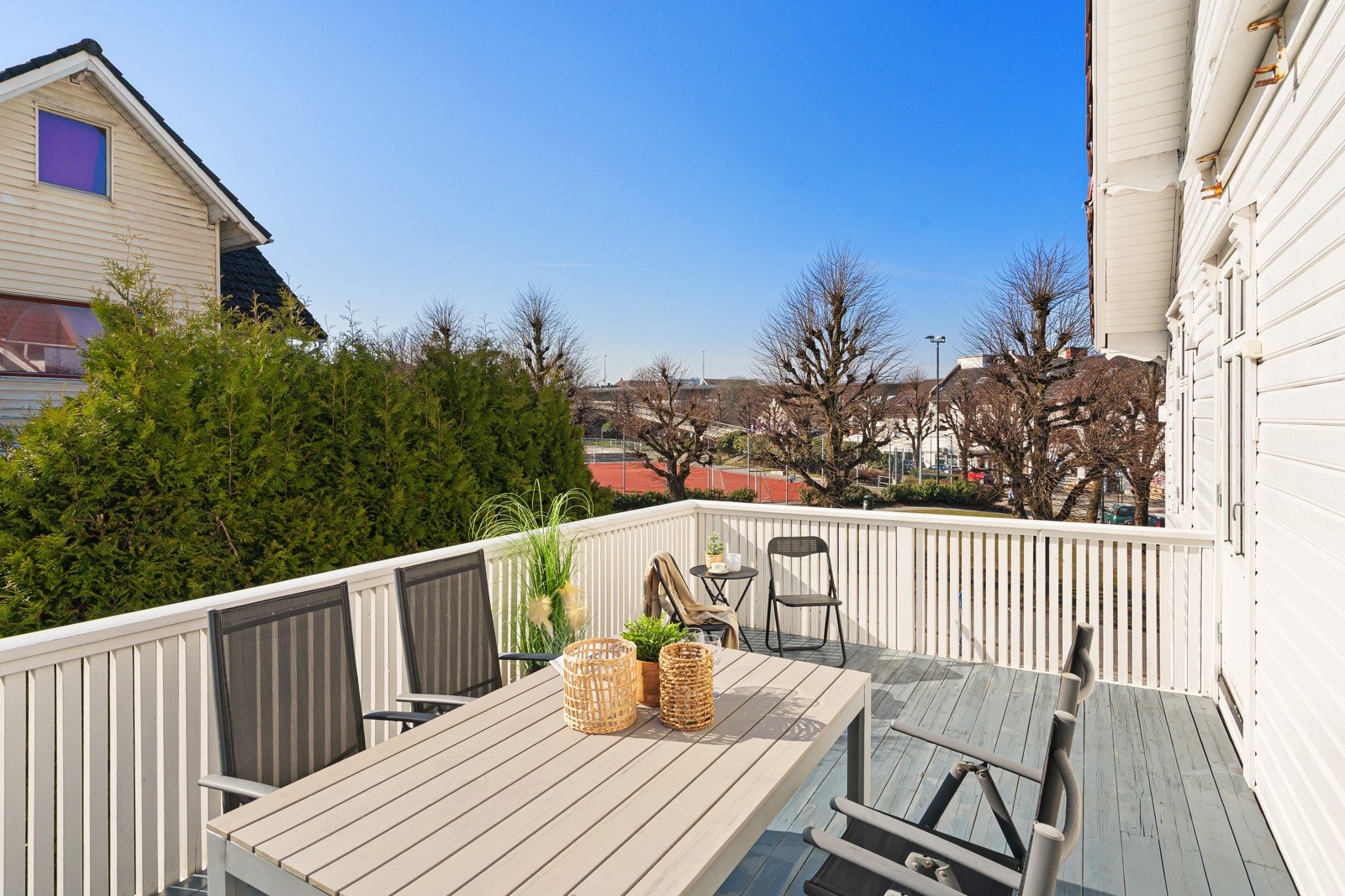 Stor, solrik, sør-vestvendt balkong. Galleribilde