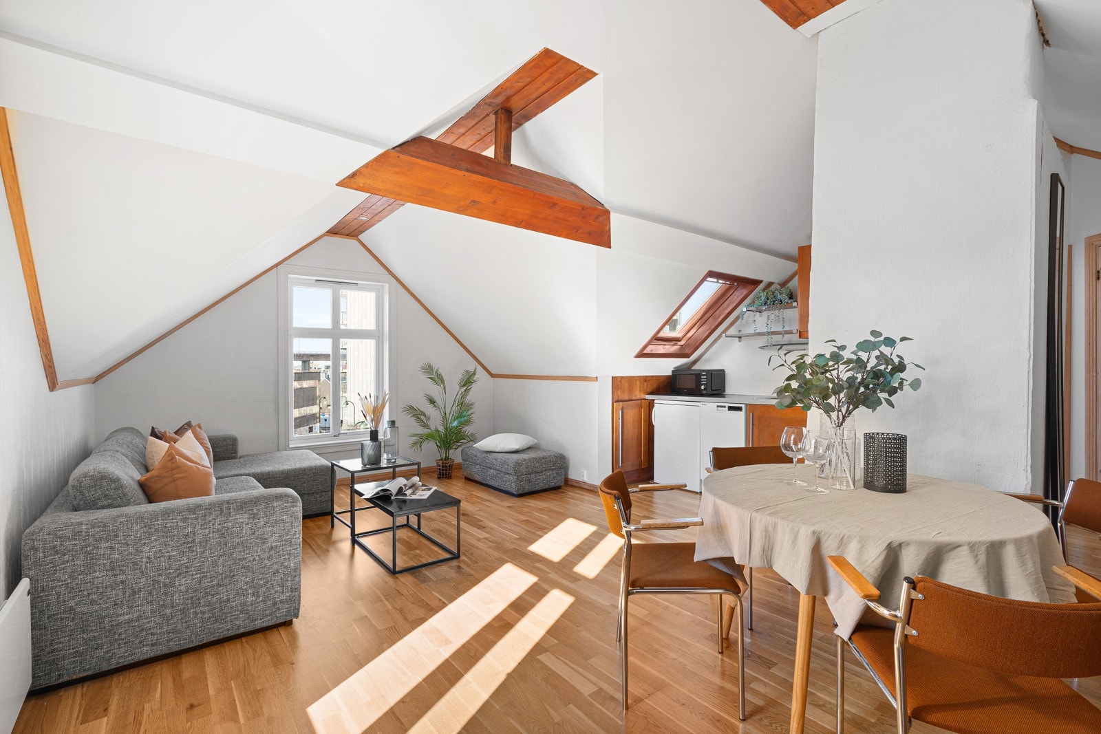 Loftsetasjen adskilt fra boenhet i 2.etg og har tidligere vært utleid. Etasjen måler 46 kvm BRA-i (72 kvm gulvareal). Galleribilde