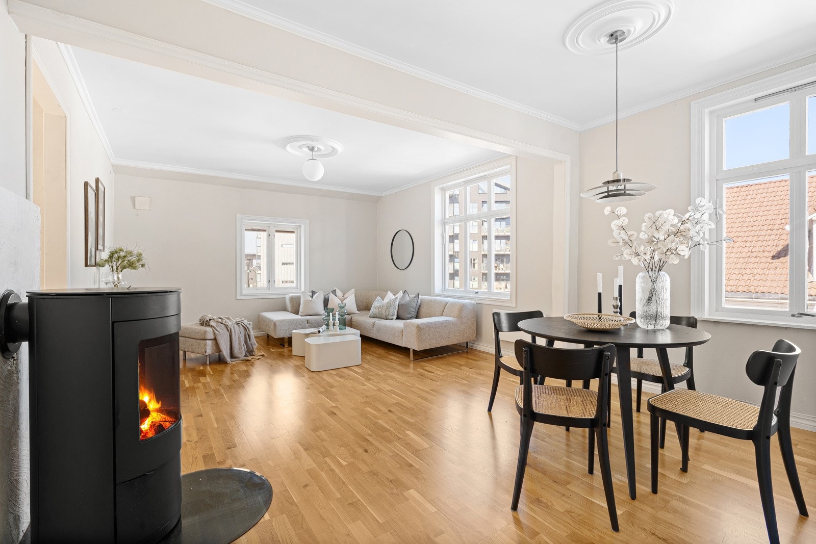 Velkommen inn! 2. etasje består av stue, kjøkken, 2 soverom, bad og gang. Galleribilde