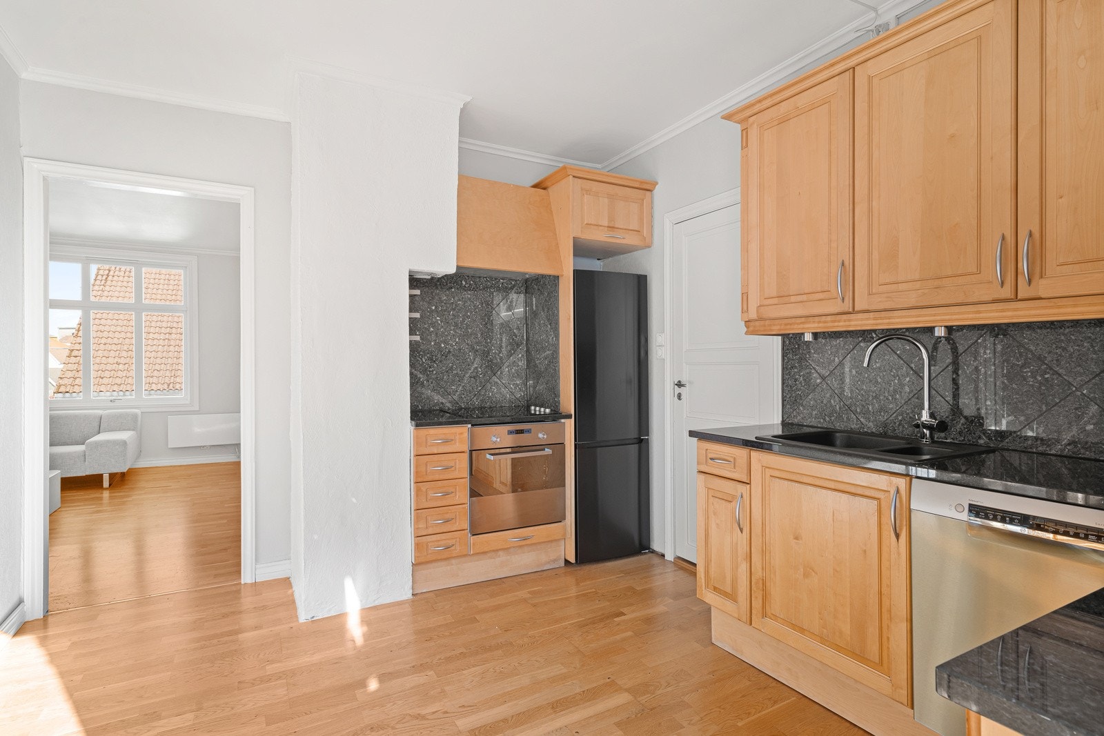 Videre tilkomst til kjøkkenet i 2. etasje. Galleribilde