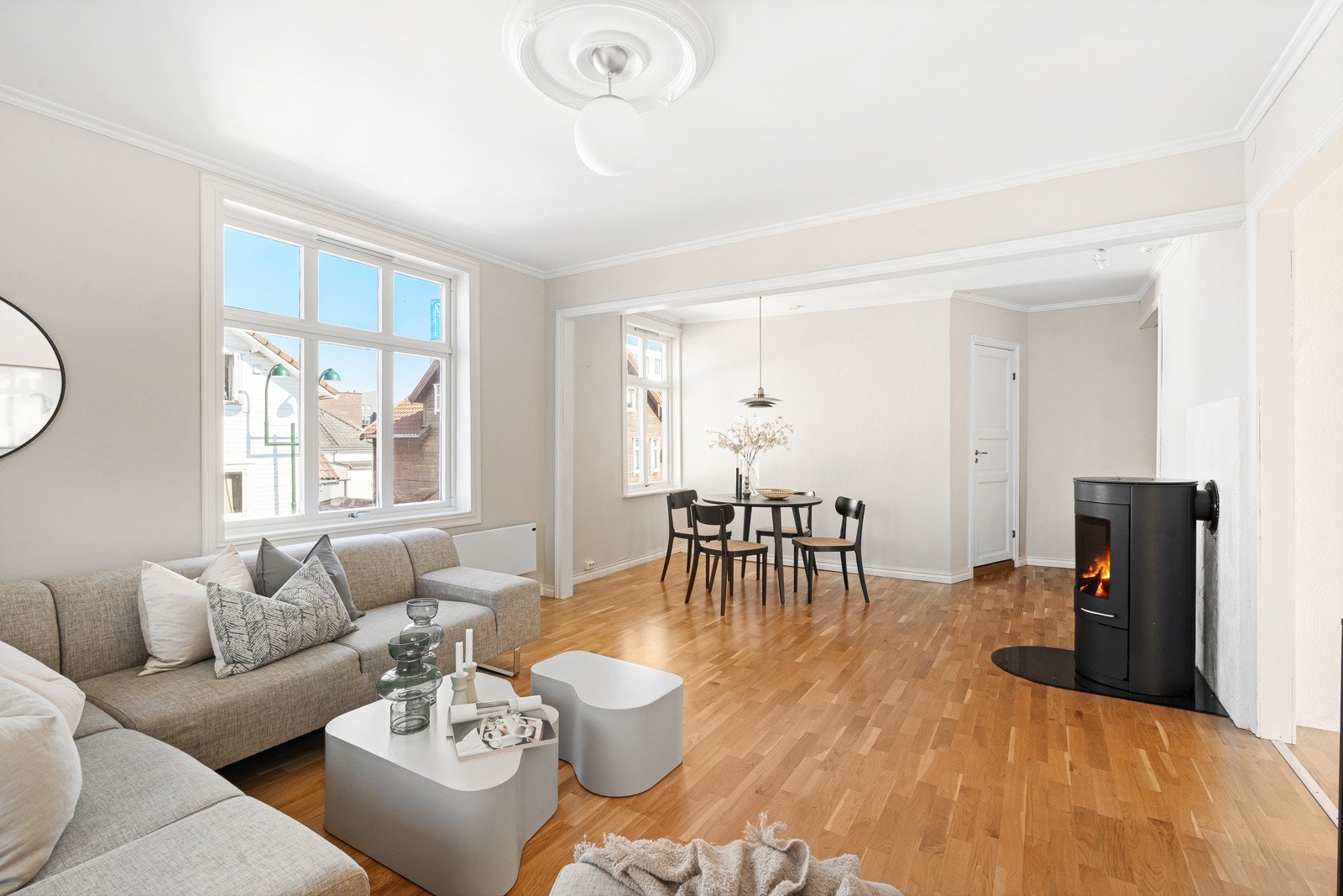 Leiligheten har romslige oppholdsrom med store vinduer og takhøyde på 2,57m i stue. Galleribilde