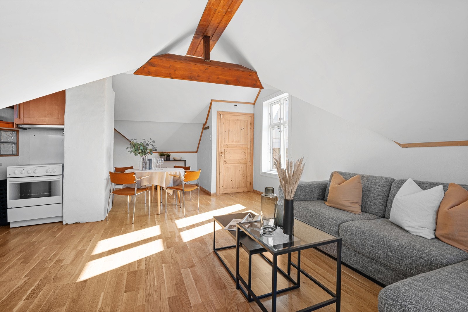 Det gjøres oppmerksom på at loftet ikke er godkjent for varig opphold. I dag innredet med stue, kjøkken, 2 soverom, bad og 3stk kott. Se også punkt ferdigattest i salgsoppgaven. Galleribilde