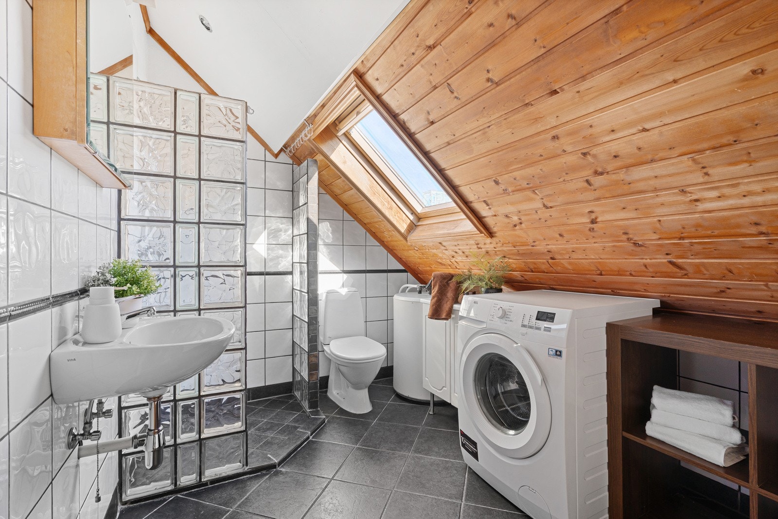 Flislagt bad med gulvvarme. Separat strømmåler og VVB. Galleribilde