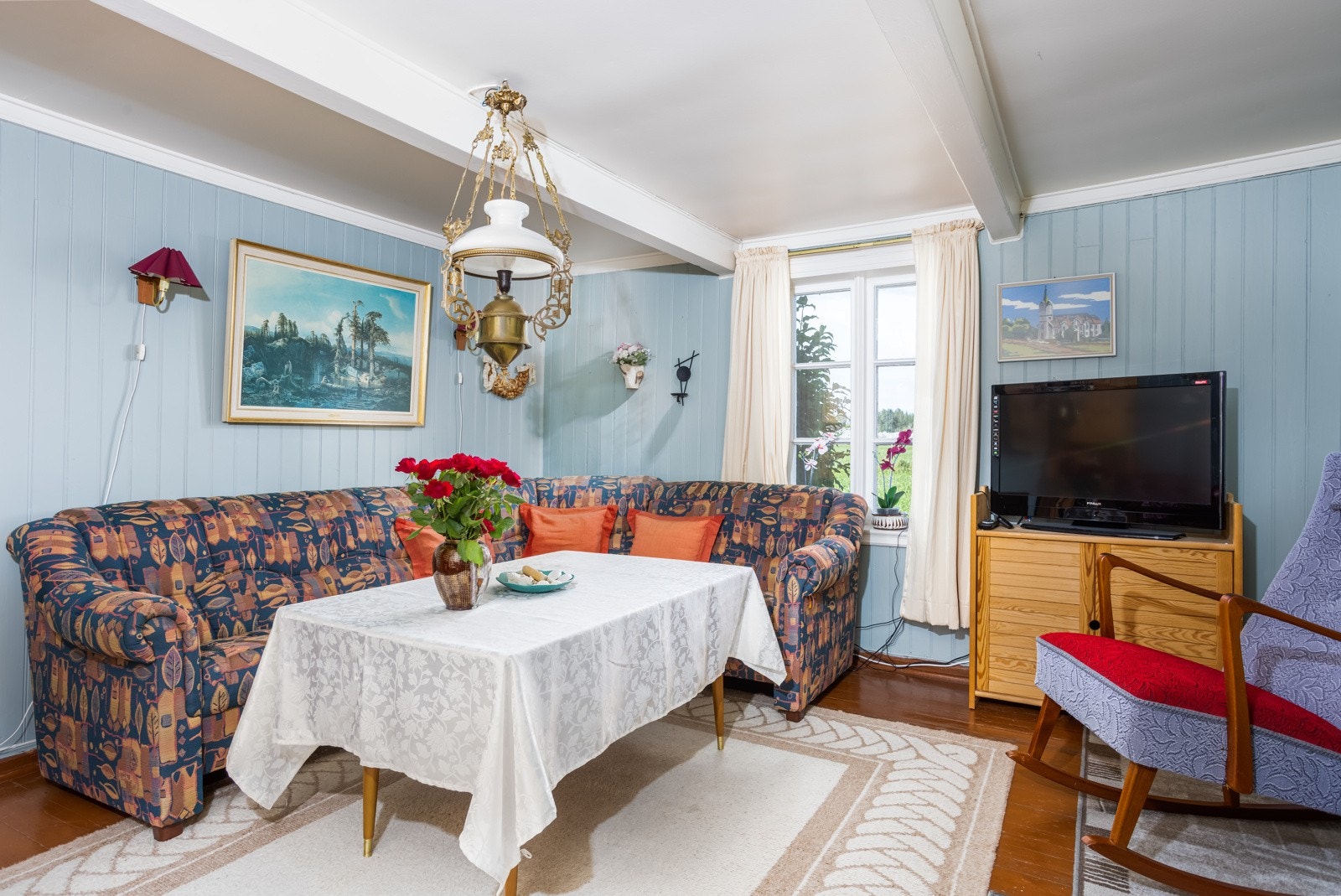 Hovedrommet i huset er sjarmerende med god plass til hjørnesofa og godstoler. Galleribilde