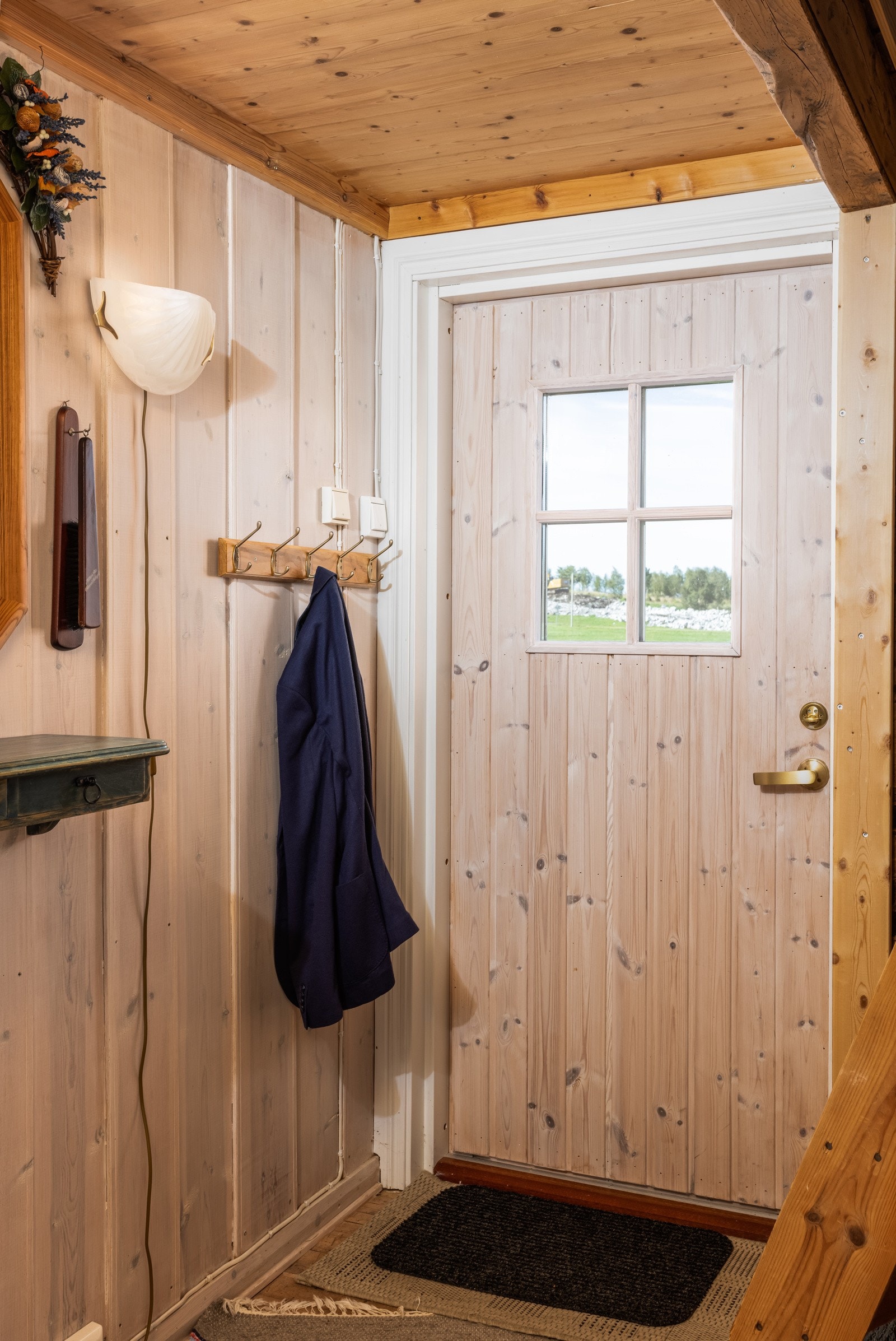 Gangen er romslig med plass til det man måtte trenge på hytta. Galleribilde
