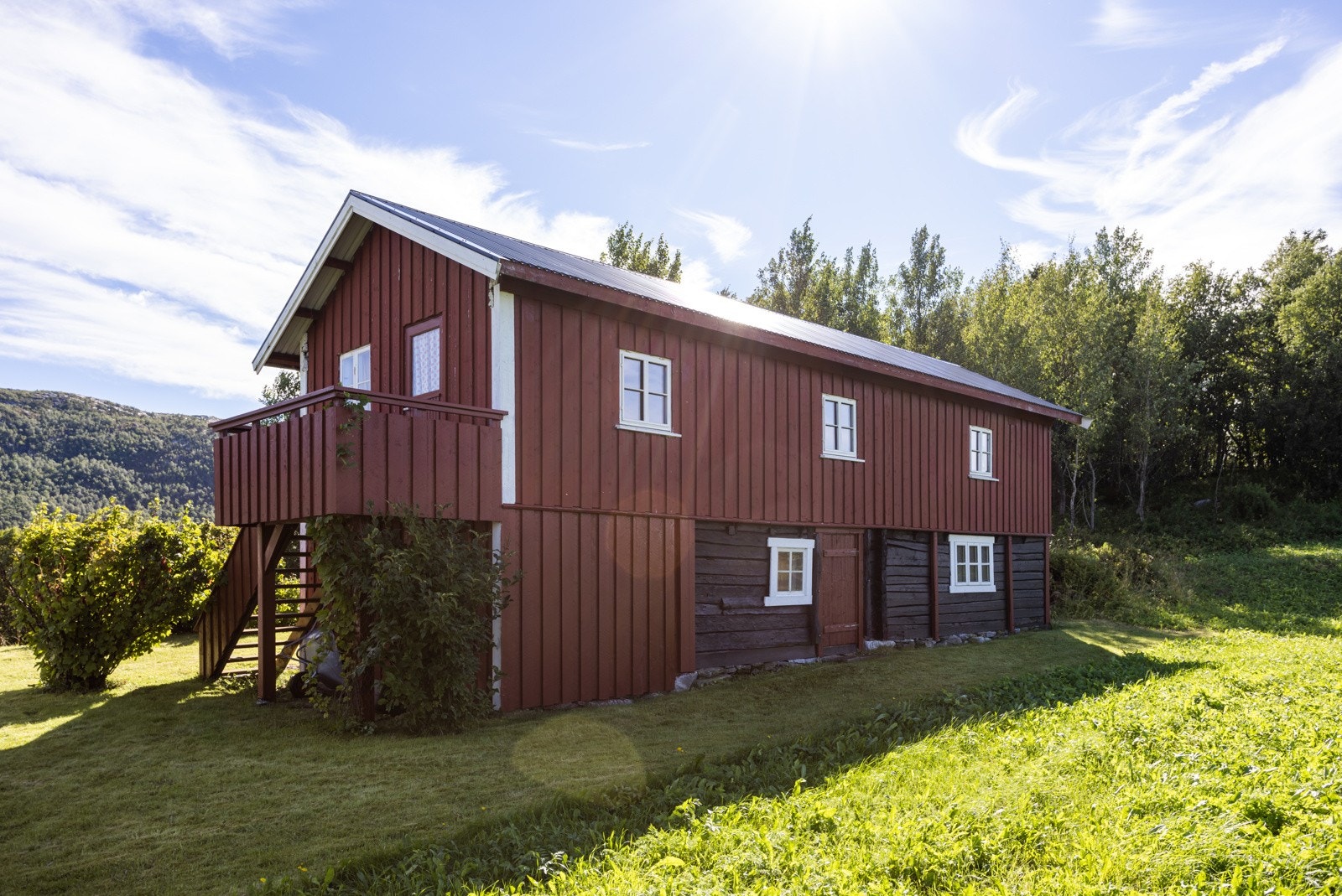 Eiendommen har egen låve som er kjekt å ha når hovedhuset begynnes å fulles opp. Galleribilde