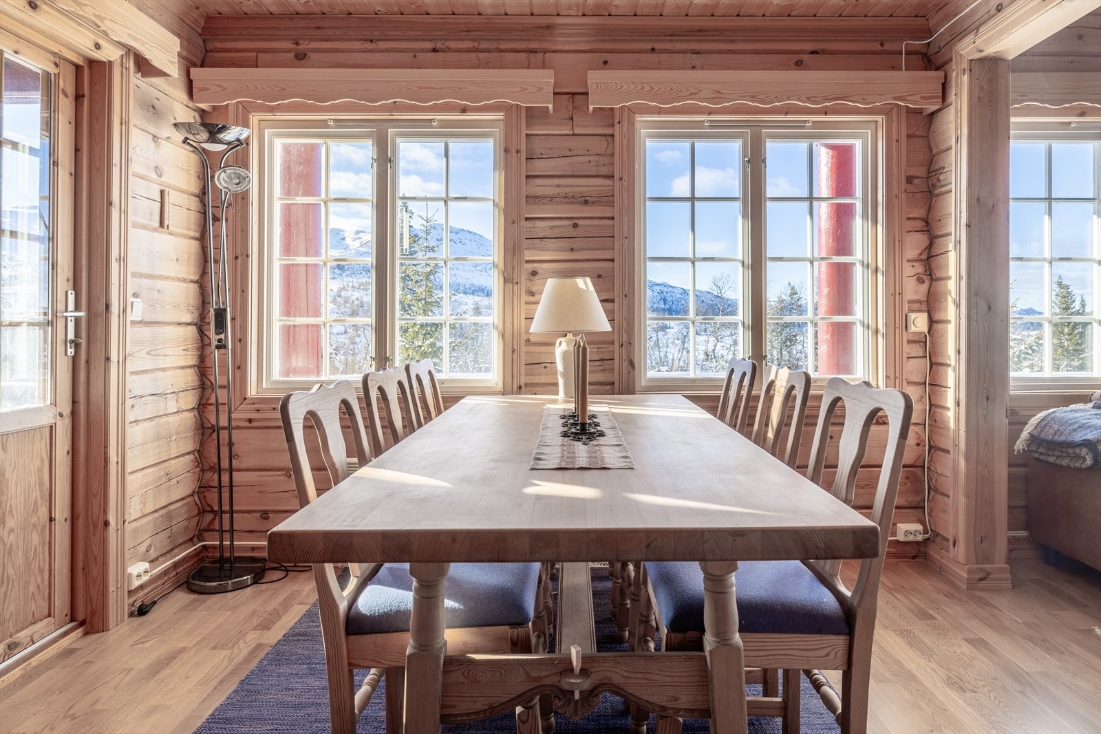 Hytten har store vindusflater som slipper inn rikelig med naturlig lys. Galleribilde