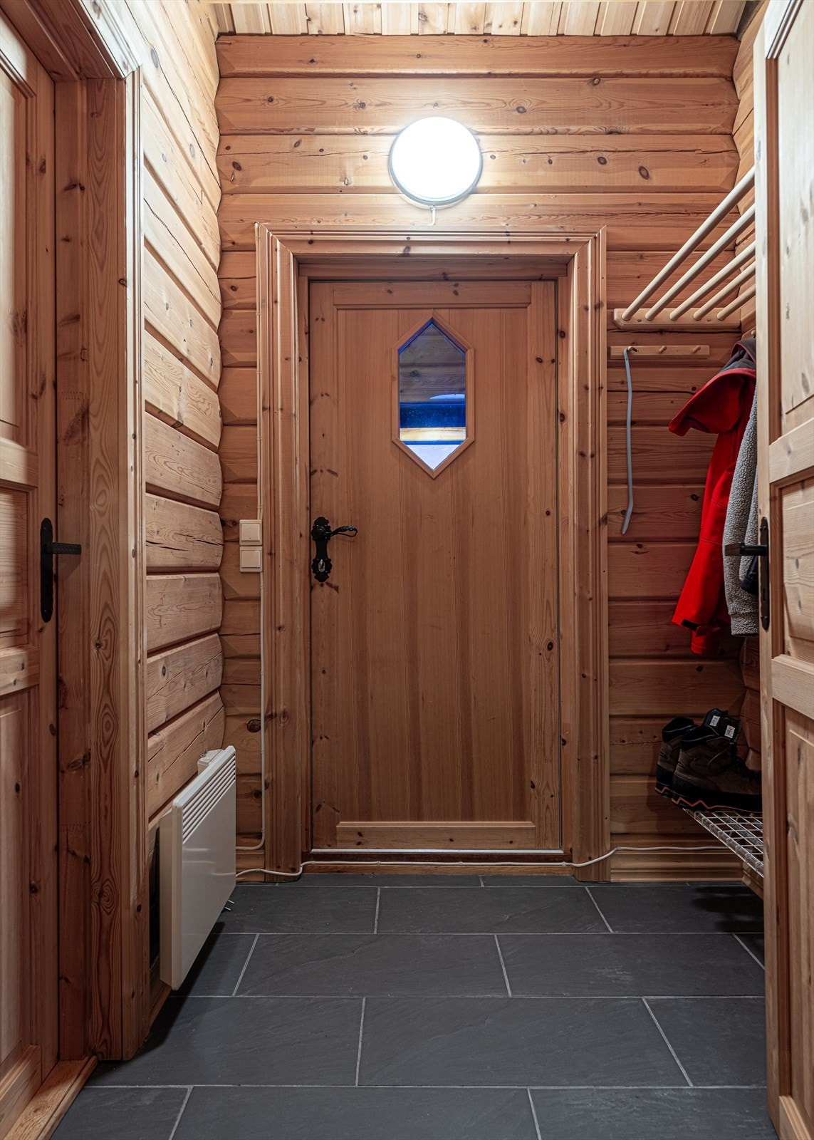 Entrè med praktisk garderobeløsning. Galleribilde