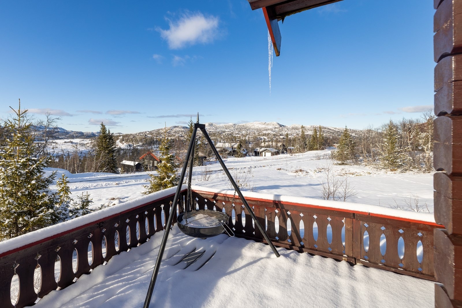 Hytten har også en flott uteplass man kan nyte både sommer og vinter. Galleribilde