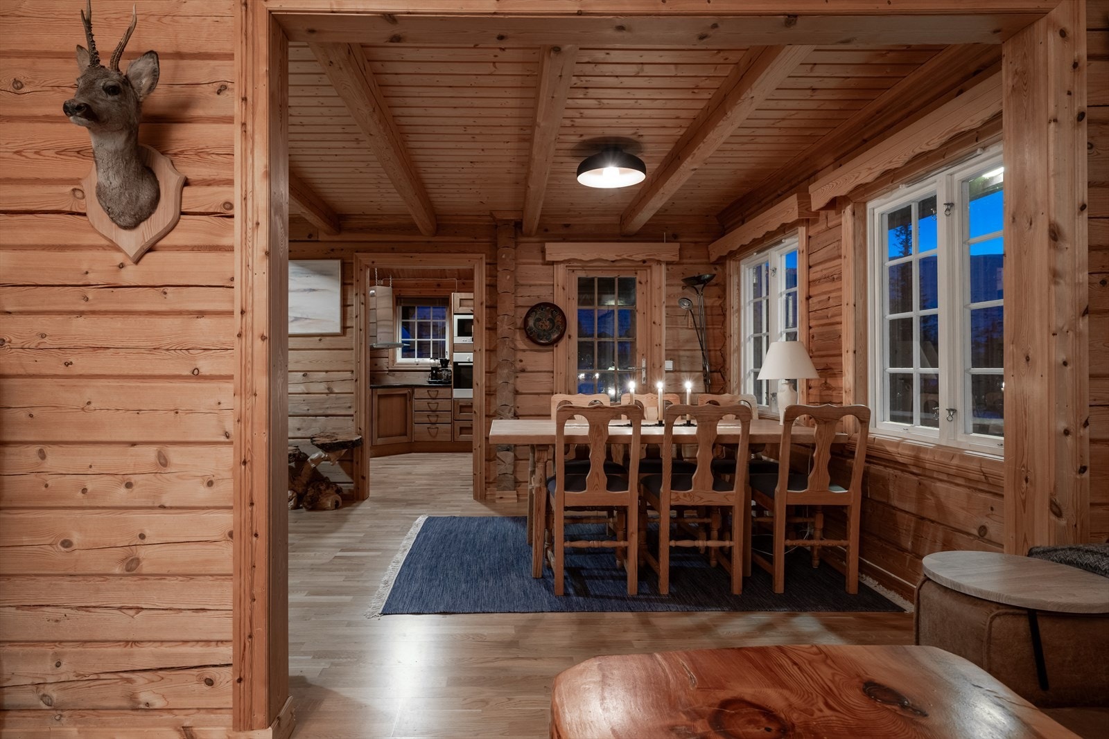 Hytta har en super planløsning og inneholder stue, kjøkken, 3 soverom, loftstue, bad, badstu, entre og spisestue. Galleribilde