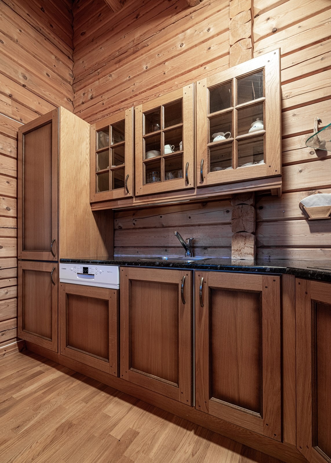 Kjøkkenet er romslig og har bra med skap- og benkeplass. Galleribilde