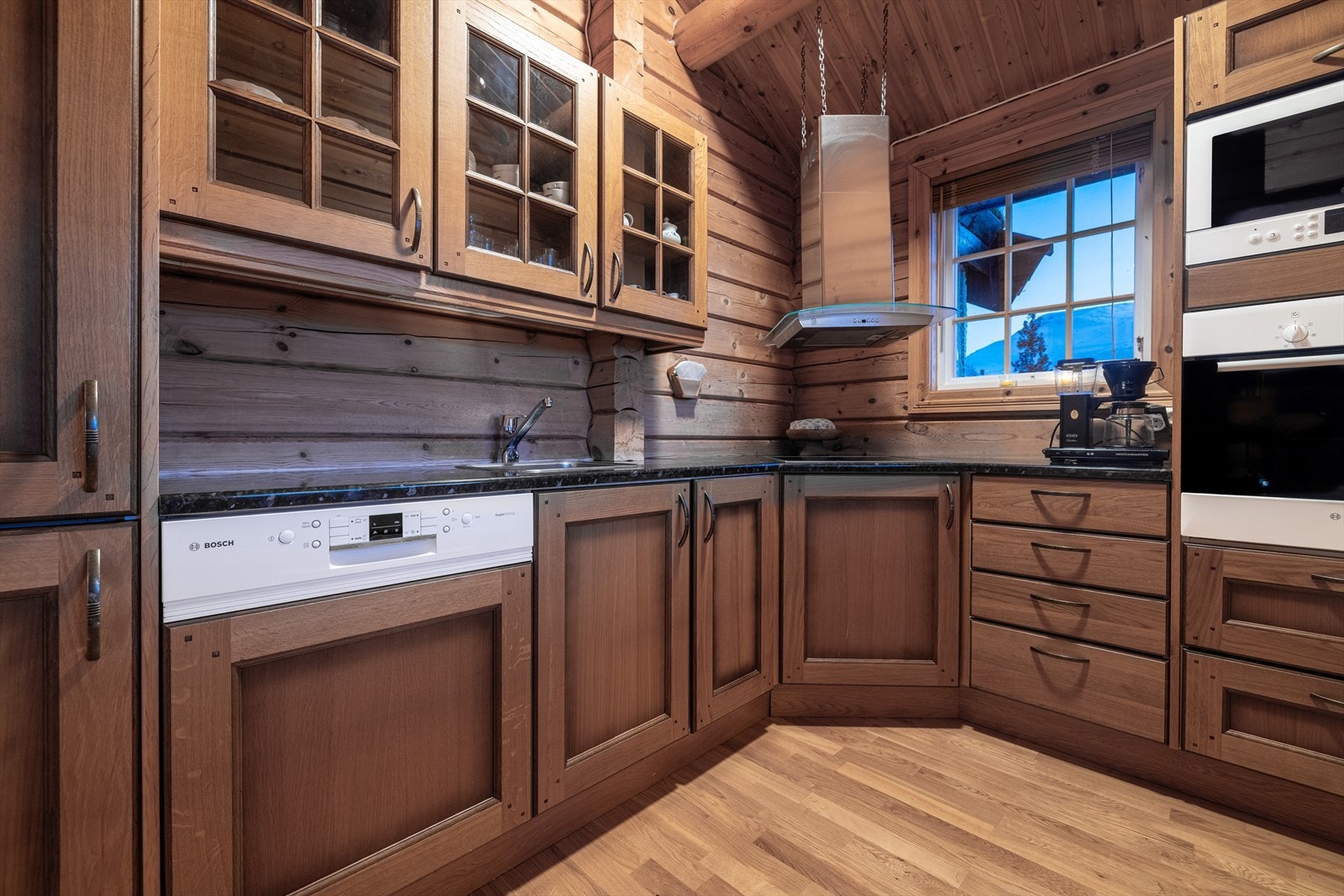 Fra spisestue kommer vi videre til et stort og praktisk kjøkken. Galleribilde