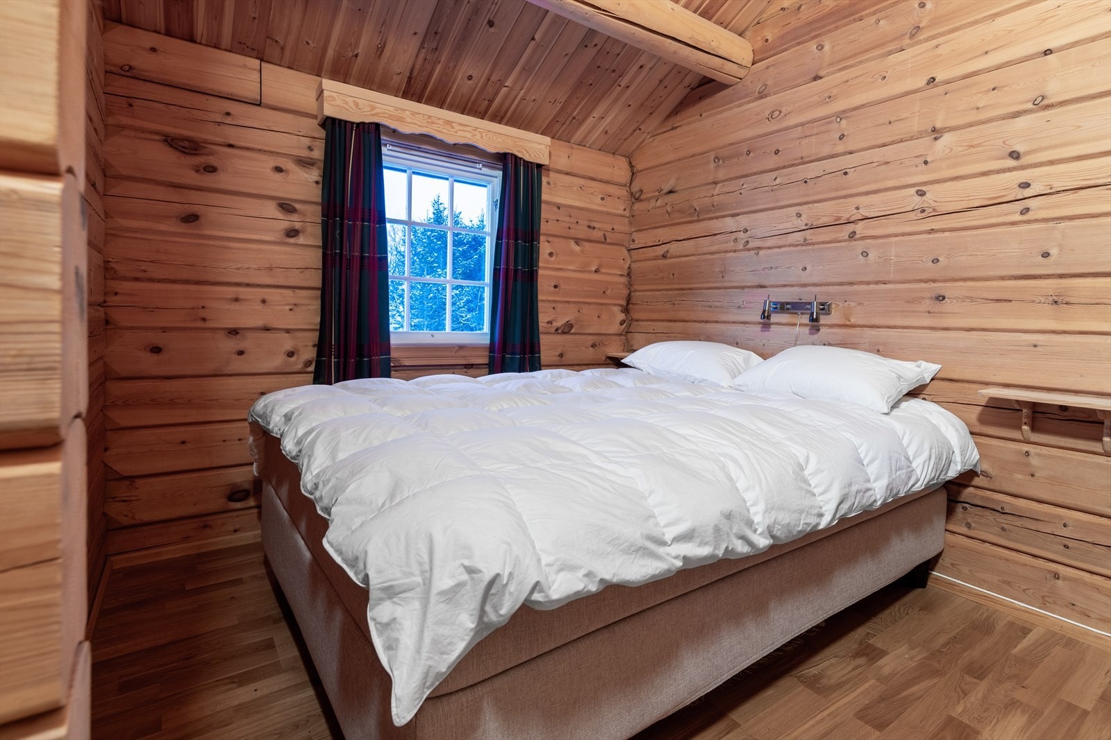 Soverom 1 er romslig med god plass til dobbeltseng med nattbord på begge sider Galleribilde