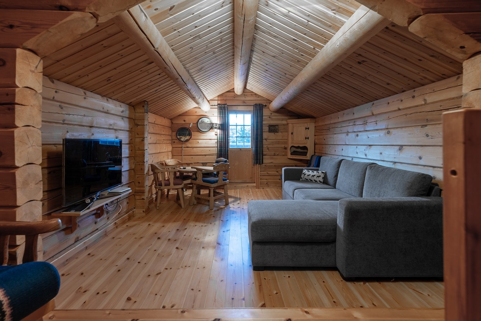 Hems som kan benyttes som tv-stue. Fra hemsen er det også utgang til balkong hvor man kan nyte en kaffekopp. Galleribilde