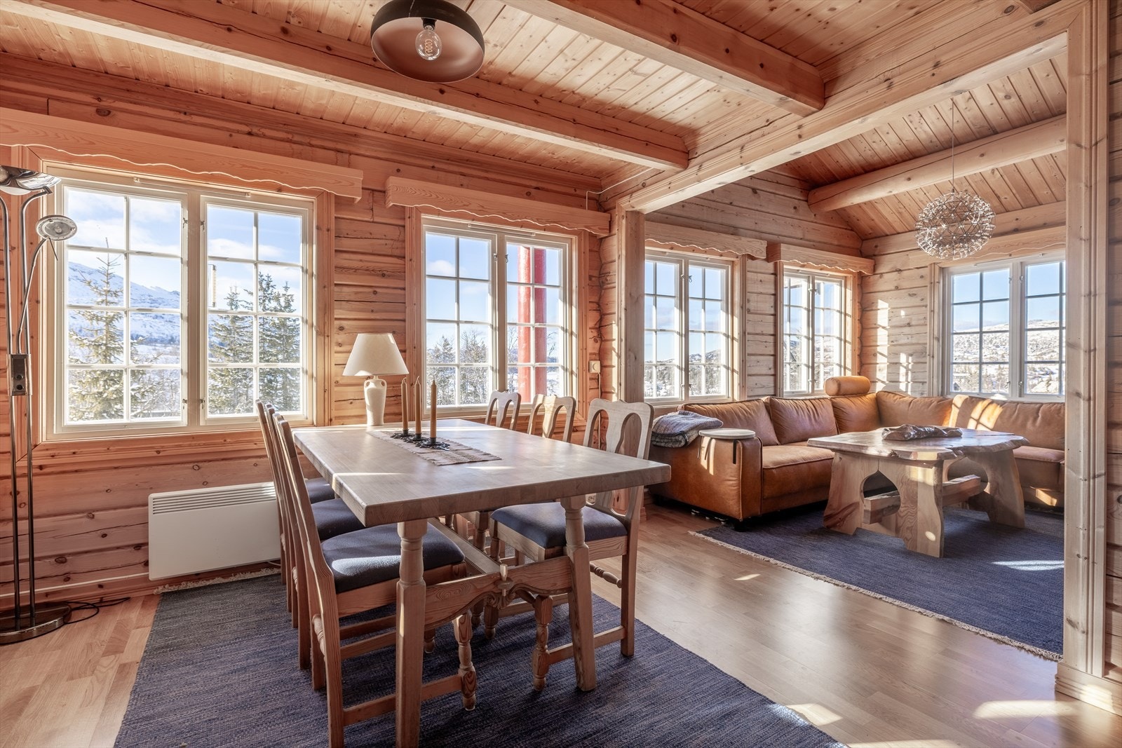 Hytta har god og romslig planløsning og strekker seg over 2 plan. Galleribilde