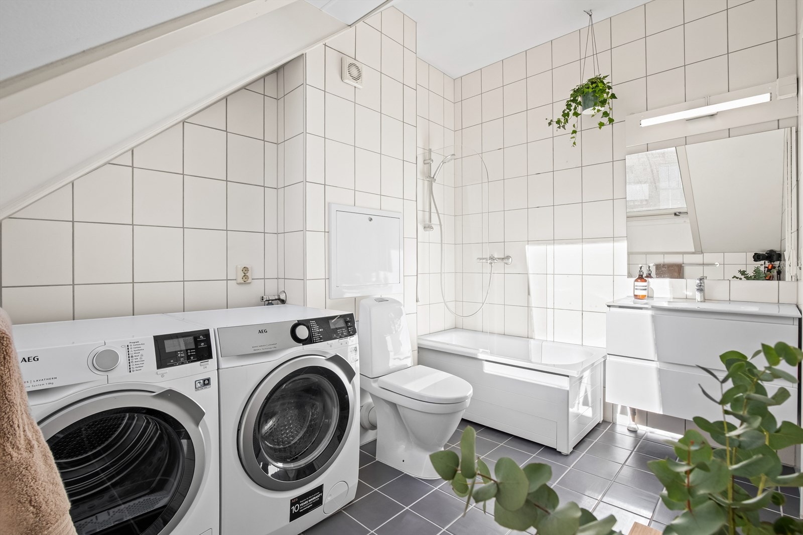 Stor takhøyde gir veldig god romfølelse. Badekar vil friste barnefamilier. Galleribilde