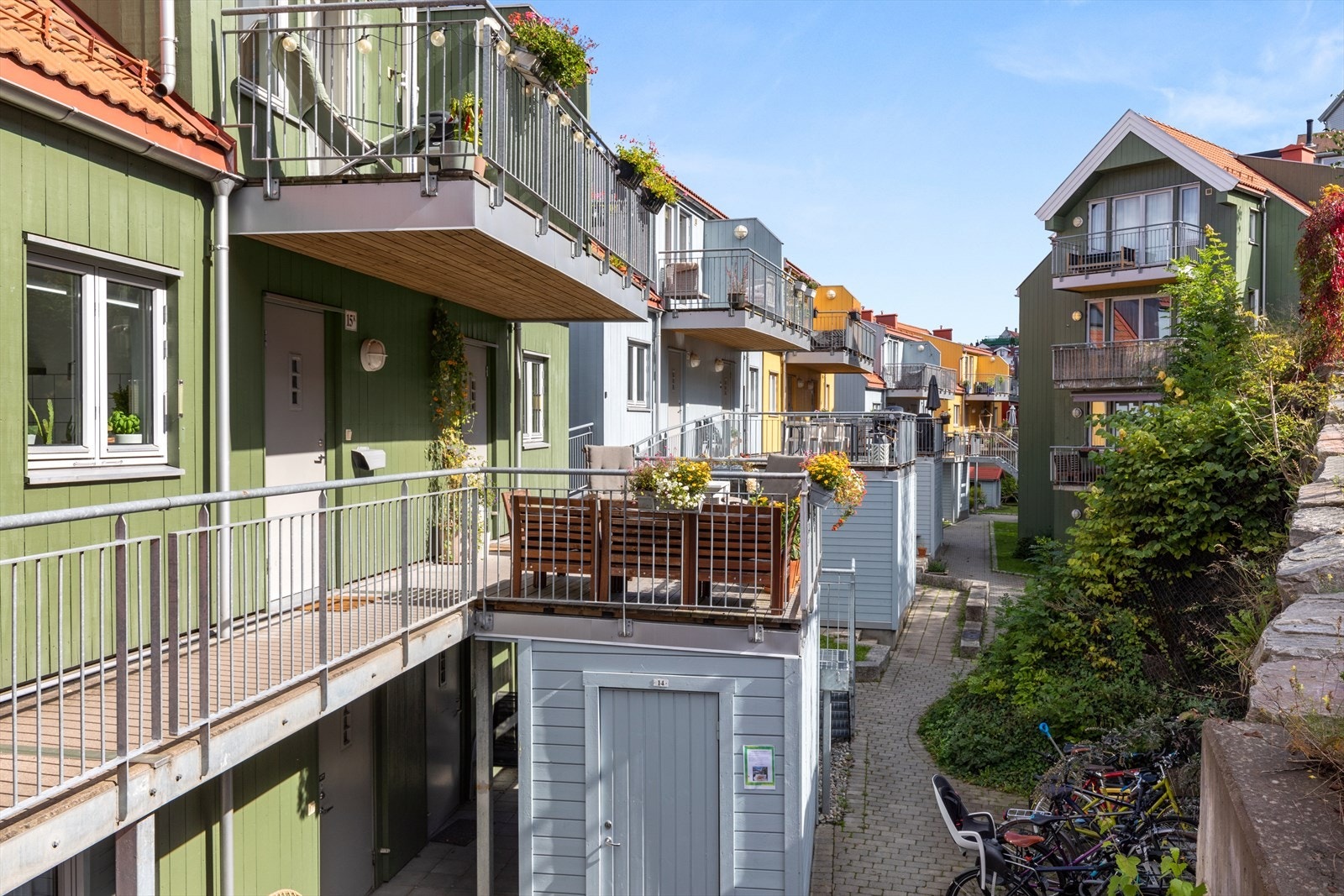 Leiligheten har 3 uteplasser og sol fra morgen til kveld.(bilde fra sommer) Galleribilde