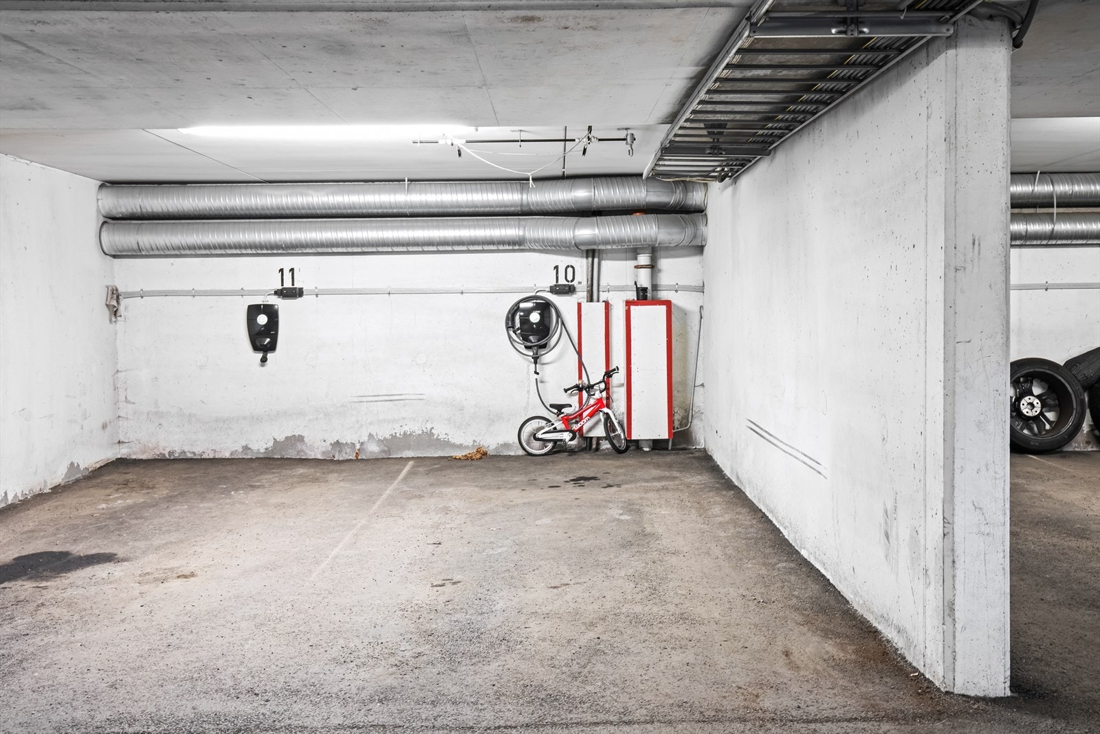 Det medfølger plass i underjordisk garasjeanlegg med lader for elbil. Her er det også en medfølgende ekstern bod. Galleribilde