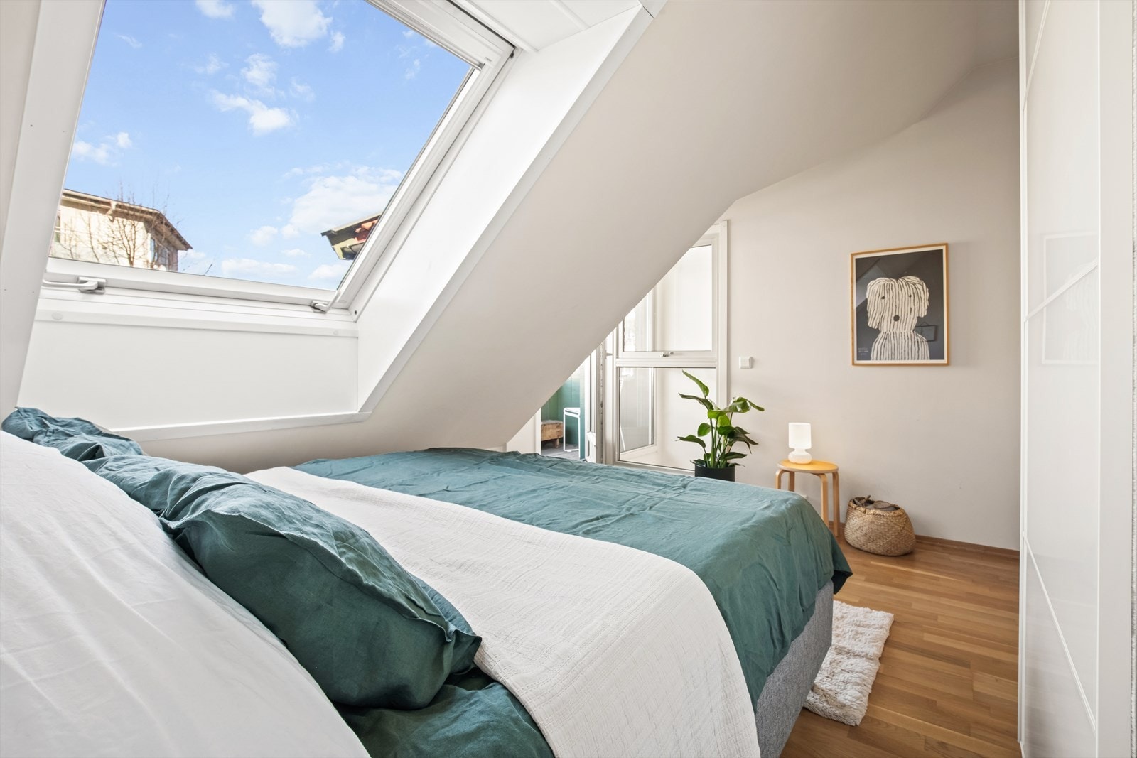 Hovedsoverom med flotte lysforhold og utsikt opp i stjernehimmelen fra sengen. Galleribilde