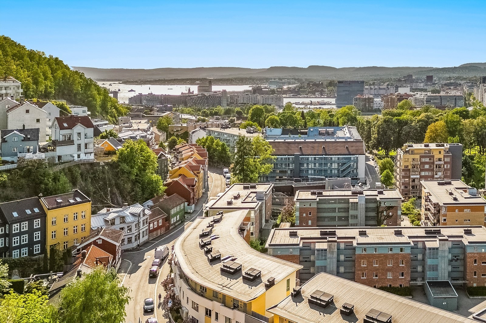 Konows gate har vakker trehusbebyggelse og er fredelig og tilbaketrukket samtidig som det er gangavstand til badeplasser, restauranter og folkeliv i Bjørvika. Galleribilde