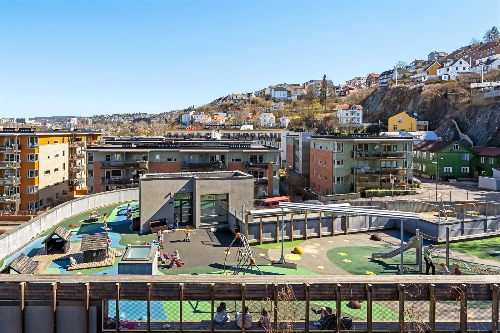 Baglerbyen FUS barnehage er en prisvinnende barnehage som ligger like over veien. Galleribilde