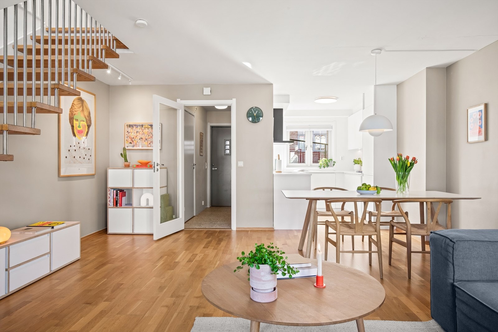 Stuen og kjøkkenet har en lys og trivelig atmosfære. Galleribilde