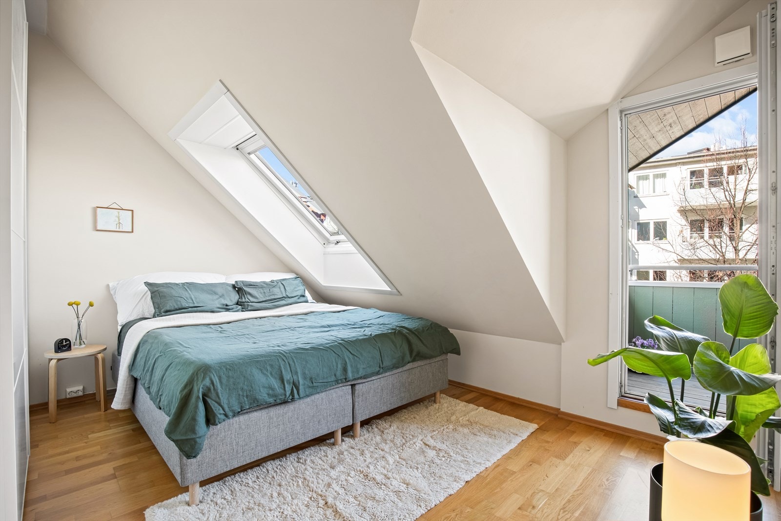 Det medfølger en stor skyvedørsgarderobe. Galleribilde