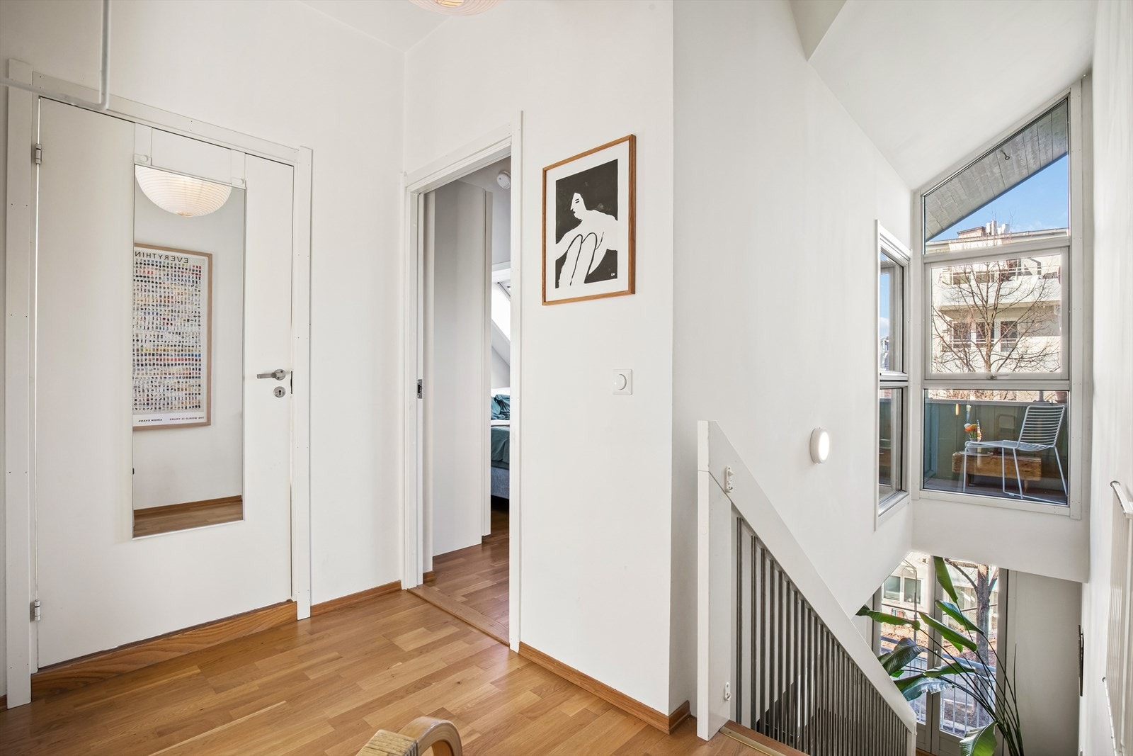 Soverommene og badet er samlet i en egen etasje, litt tilbaketrukket fra stuen. En fordel for familier med små barn som trenger ro når de legger seg. Galleribilde