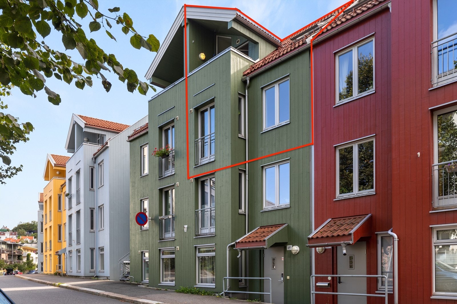 Spennende rekkehusleilighet som går over de to øverste etasjene i bygget og har 3 balkonger/uteplasser, samt en fransk balkong. (bilde fra sommer) Galleribilde