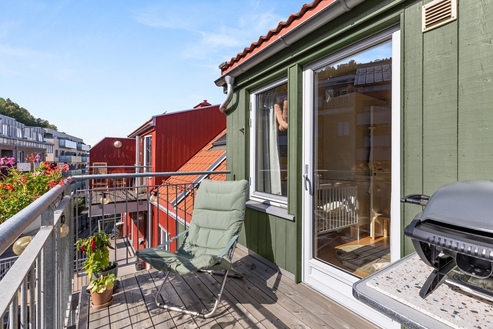 Balkongen er luftig plassert og har sol fra morgen til kveld. (bilde fra sommer) Galleribilde