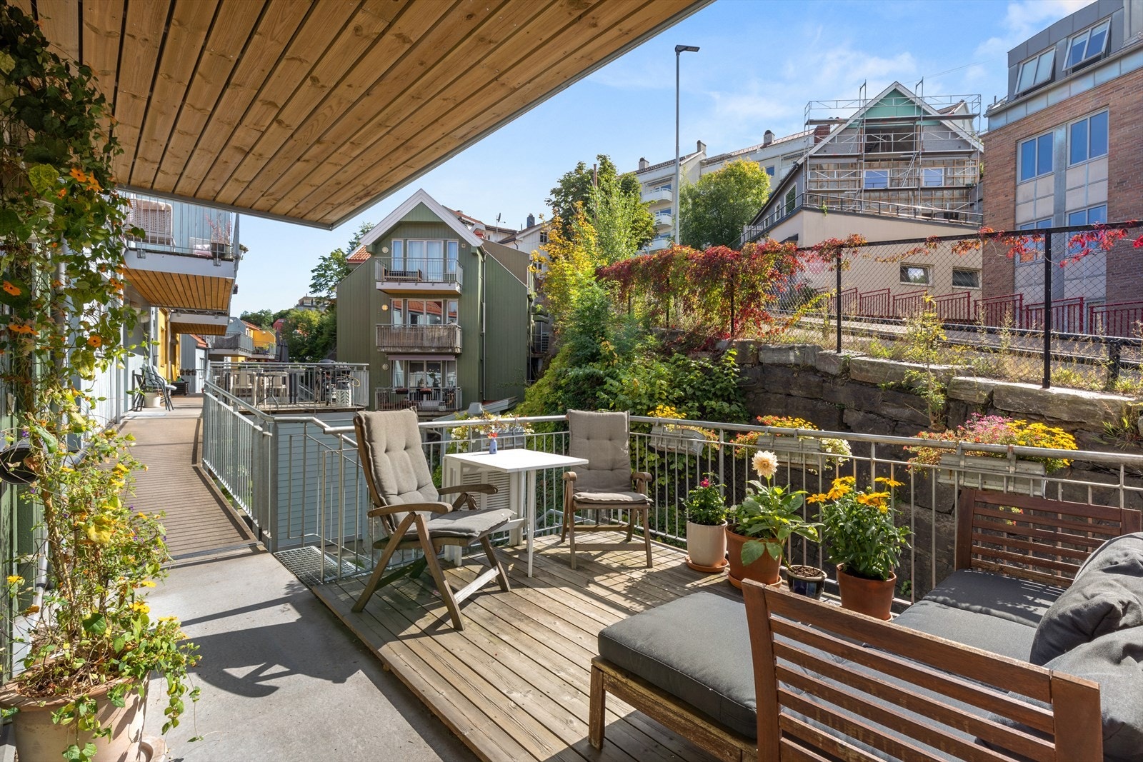 Uteplassen foran inngangen har sol fra morgen til ettermiddag. Ta med frokosten eller middagen ut i solen! (bilde fra sommer) Galleribilde