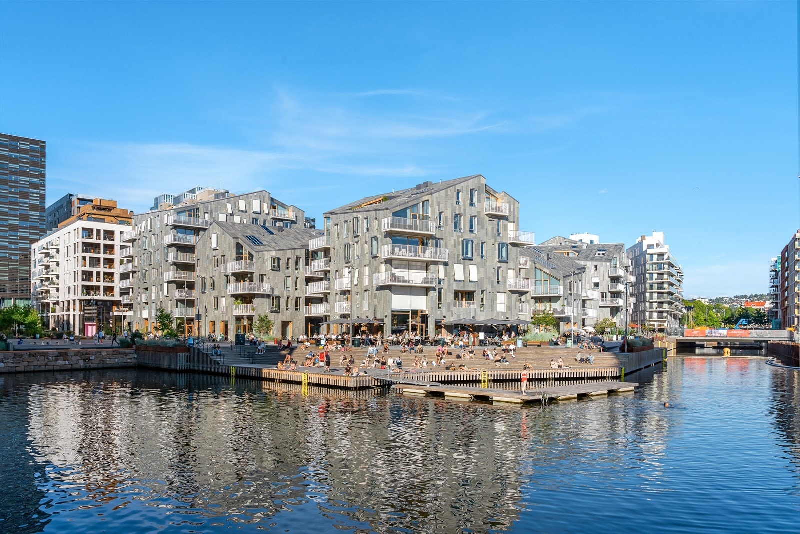 Det er badeplasser og serveringsteder langs store deler av fjordkanten i Bjørvika. Galleribilde