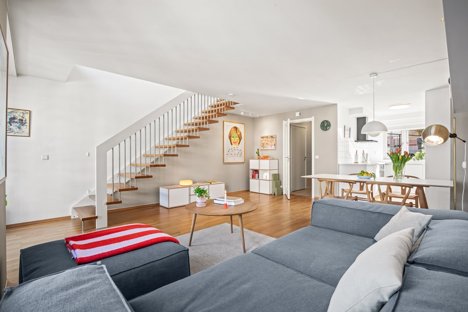 Solen slipper inn gjennom kjøkkenet fra morgen og utover dagen. Galleribilde