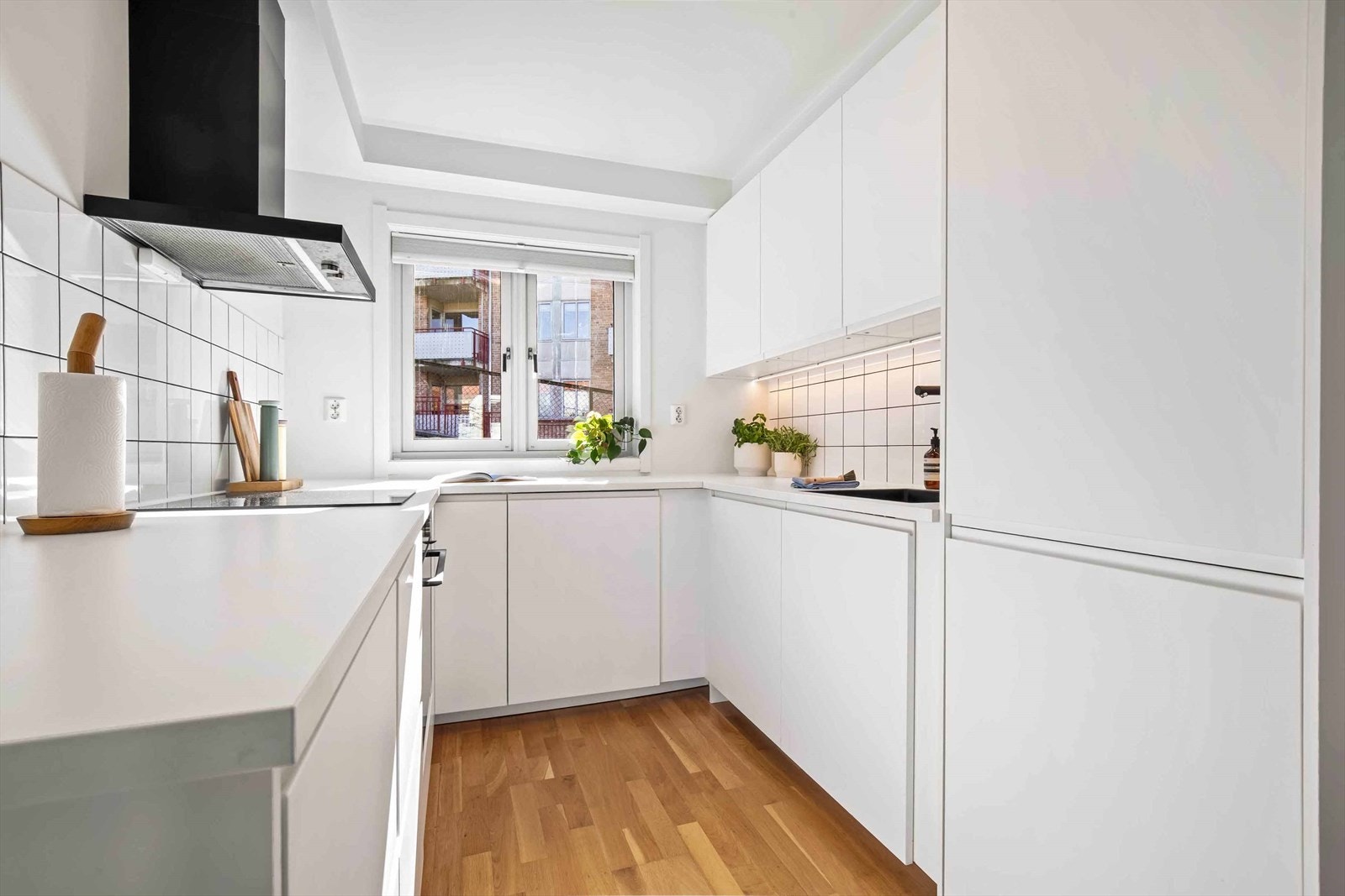 Kjøkkent er har en u-form som er en arealeffektiv løsning som gir mye skap- og oppbevaringsplass uten å oppta mye plass. Galleribilde