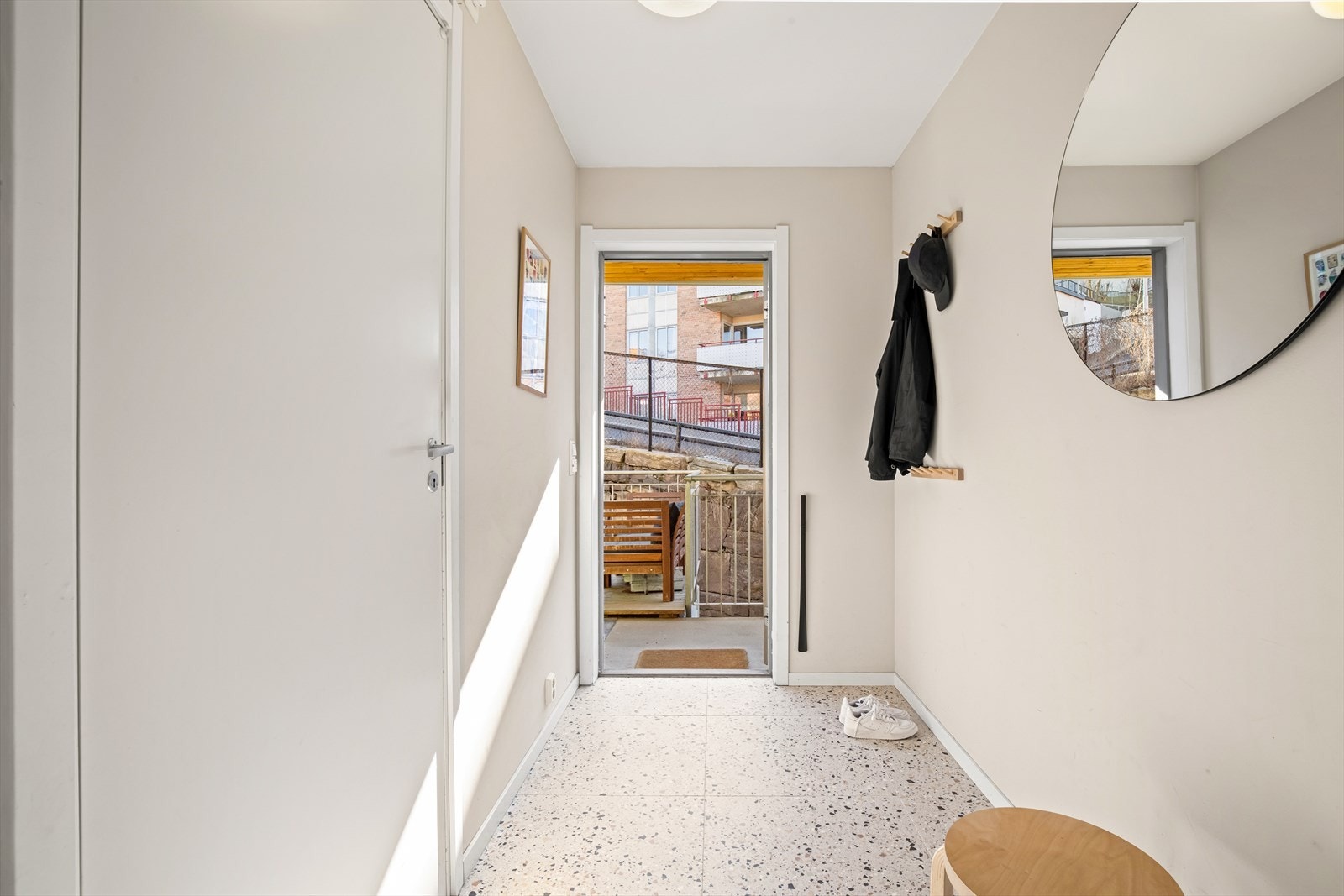 Entré med terazzofliser og varmekabler, samt dør inn til en praktisk innvendig bod på 3 m2. Galleribilde