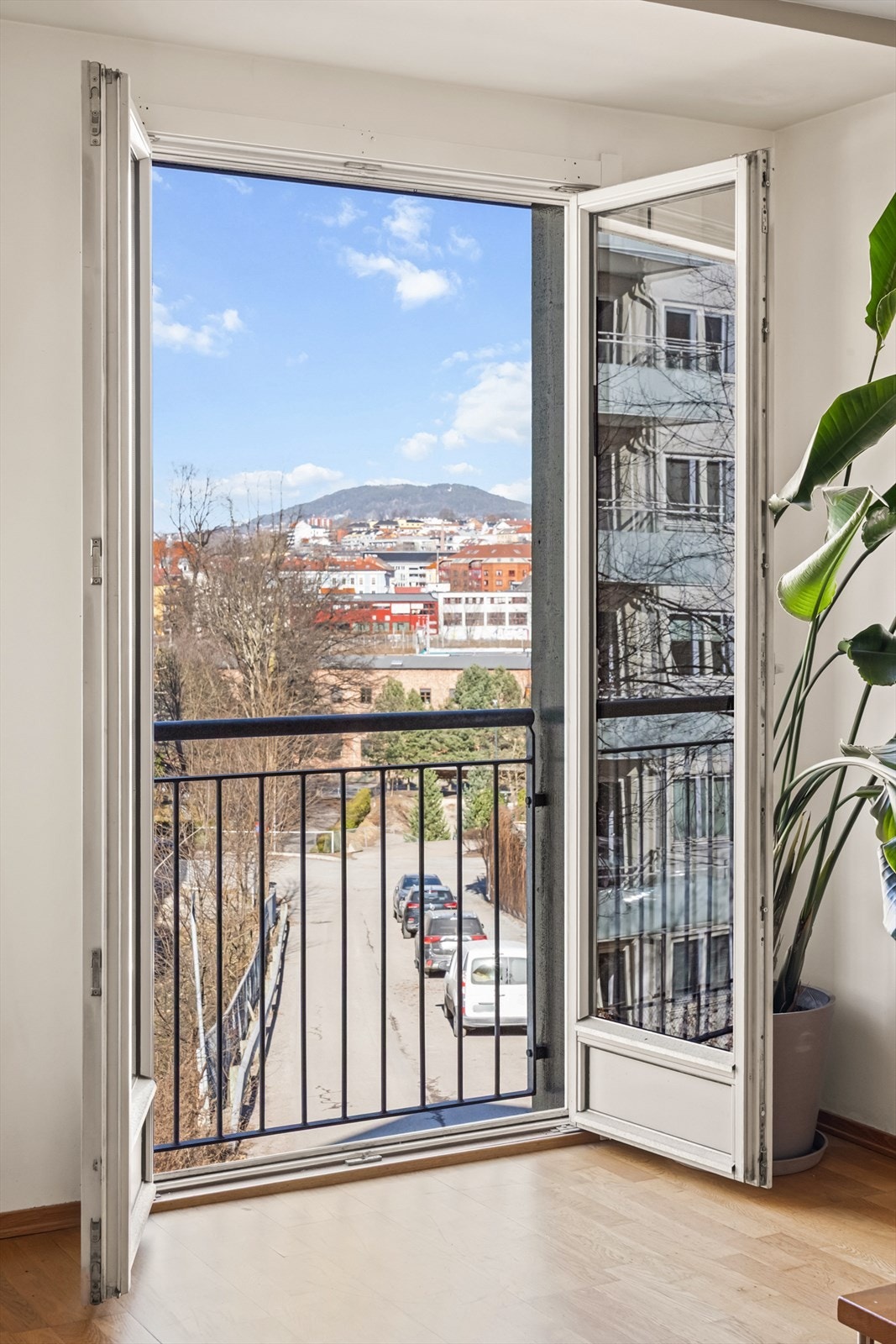 En åpning i bebyggelsen på motsatt side av gaten gir en fin siktlinje tvers gjennom byen. Galleribilde