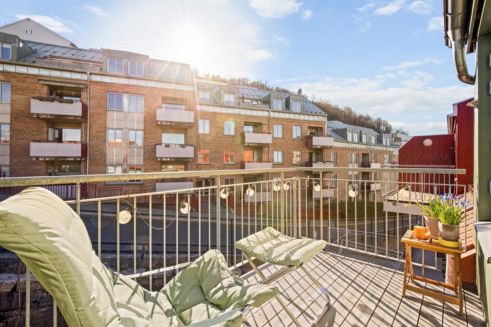 Balkongen i andre etasje har en luftig plassering med mye sol. Galleribilde