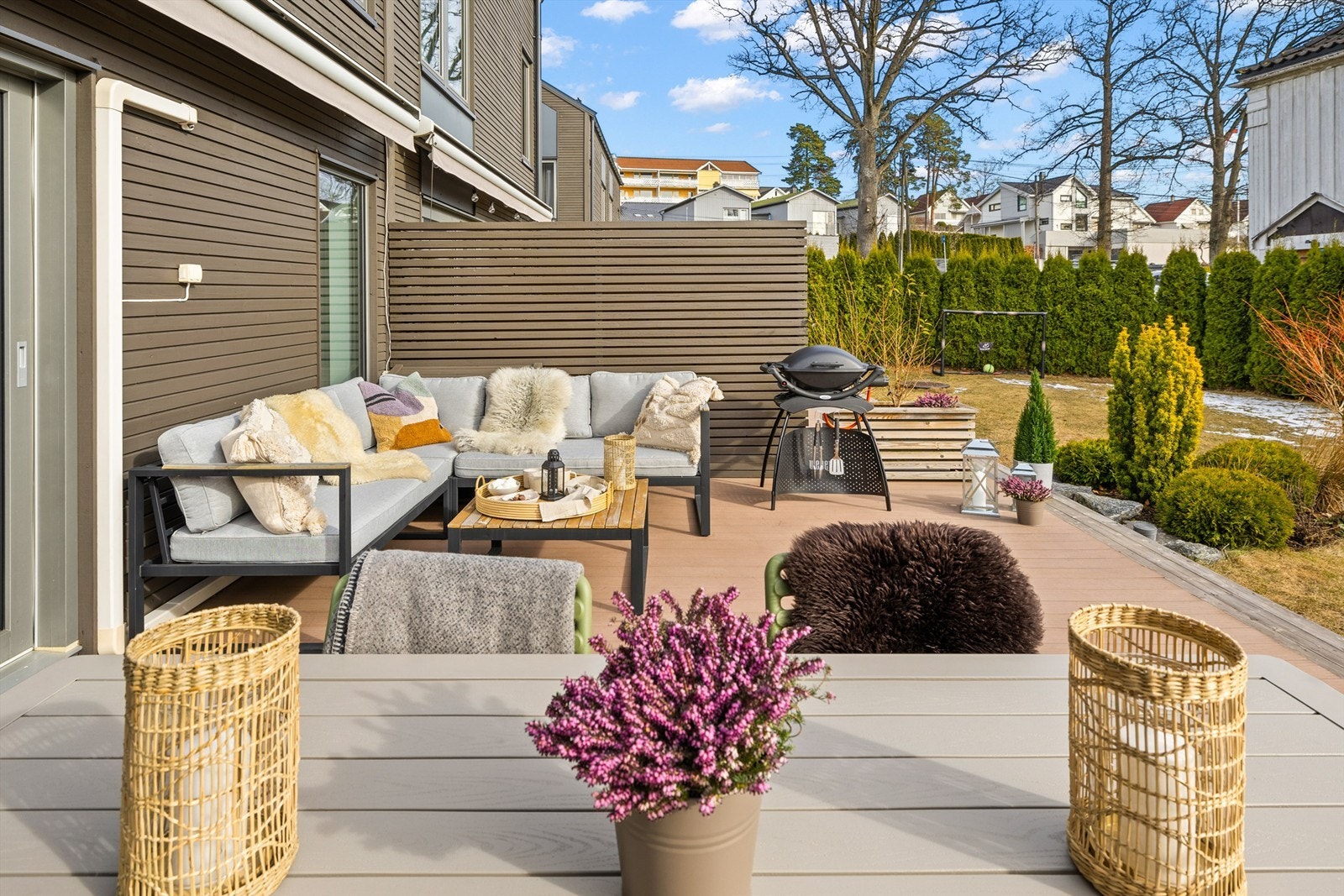 Flott uteplass med adkomst fra stuen. Galleribilde