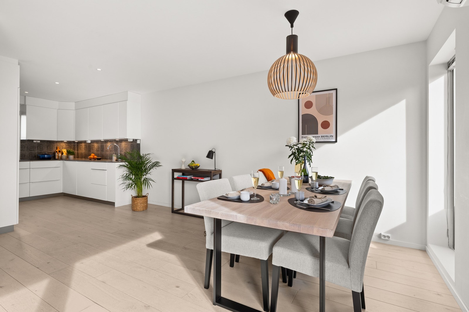 I naturlig tilknytning den åpne kjøkkenløsningen er det god plass til spisestue. Galleribilde