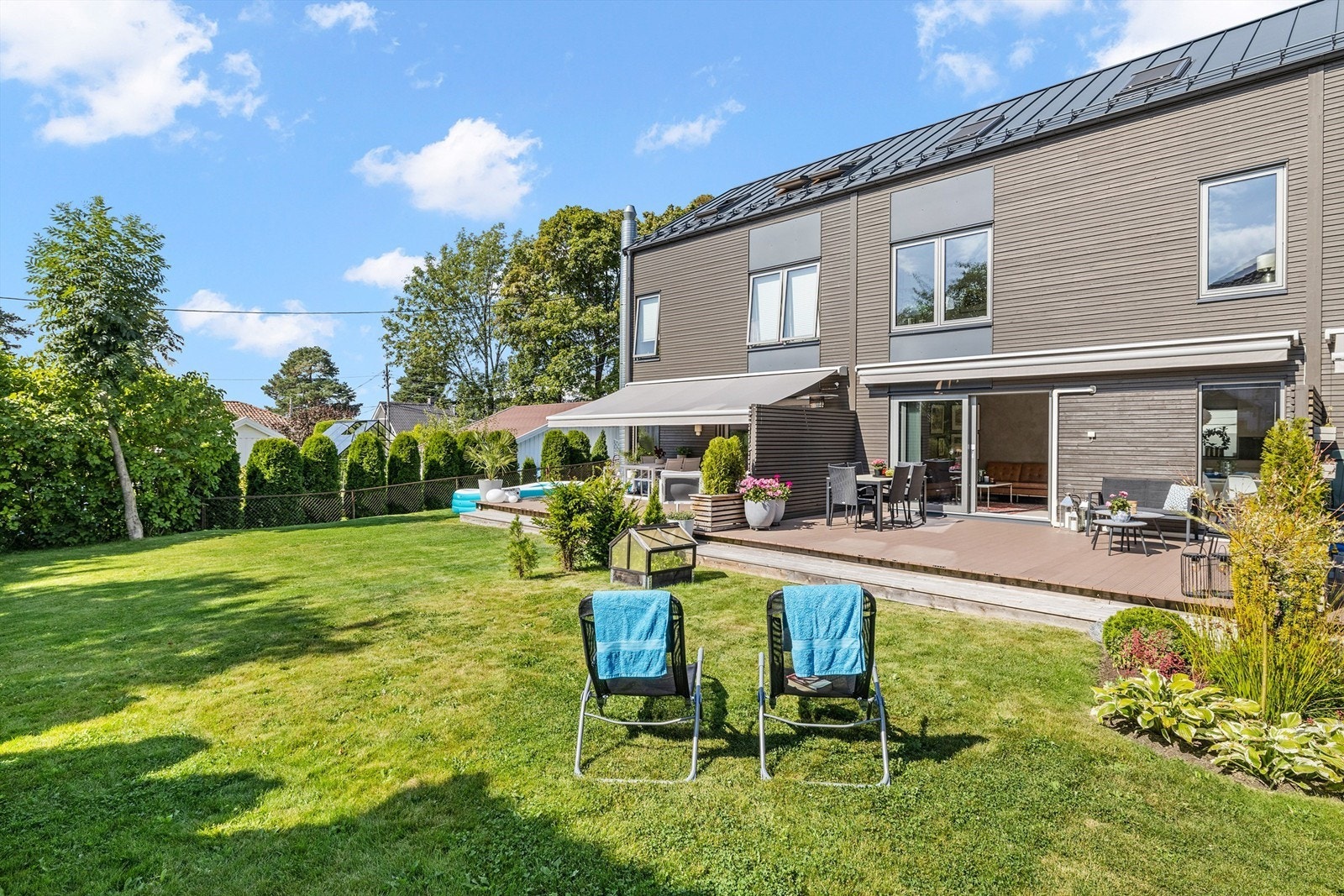 Selgers sommerbilder av den idylliske hagen Galleribilde