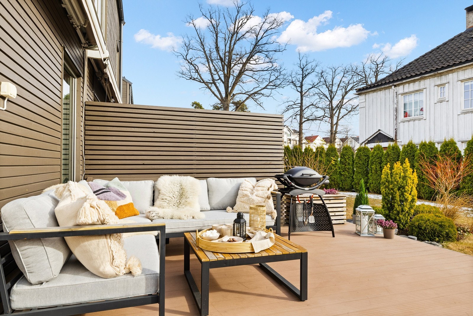 Solrik og skjermet uteplass. Elektrisk markise er montert. Galleribilde