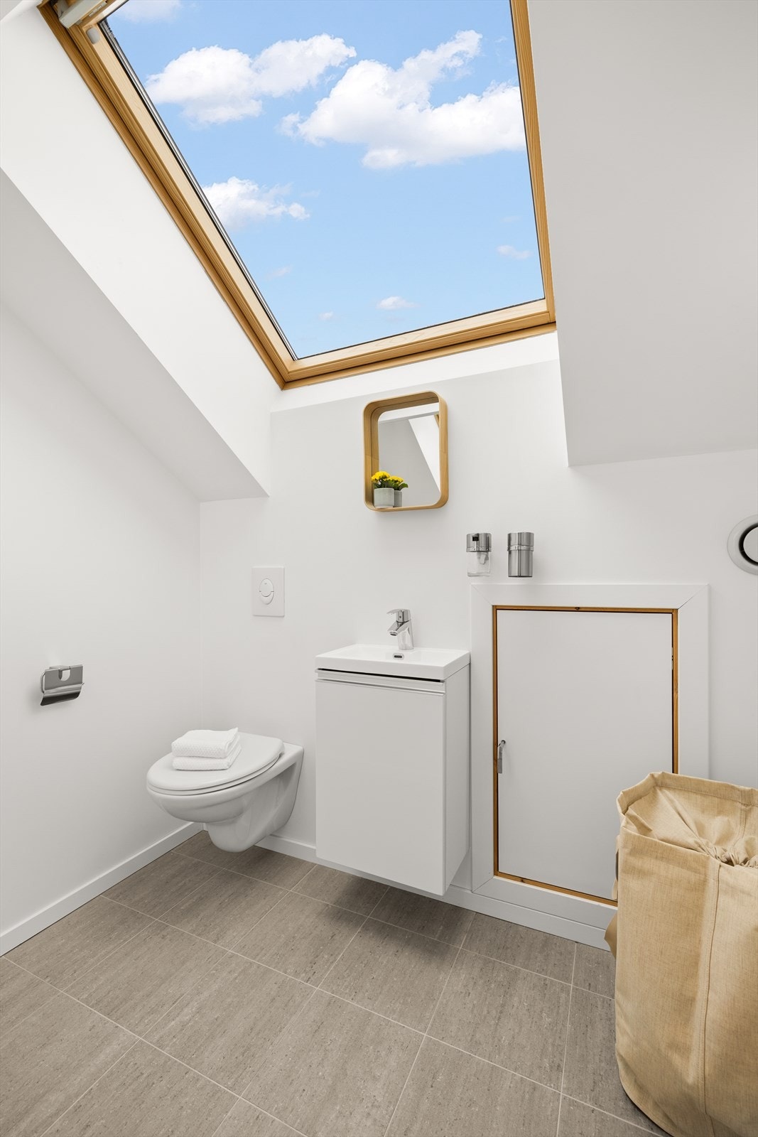 Praktisk toalett rom på loftet. Galleribilde